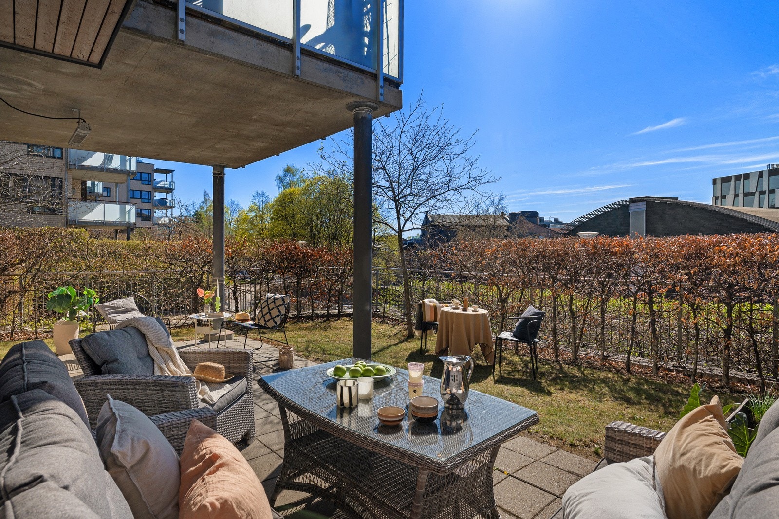 Magisk uteområde bestående av ca. 23 m² terrasse og direkte tilgang til hage på ca. 60 m². Sameiet ivaretar hagen med klipping og beplantning. Galleribilde
