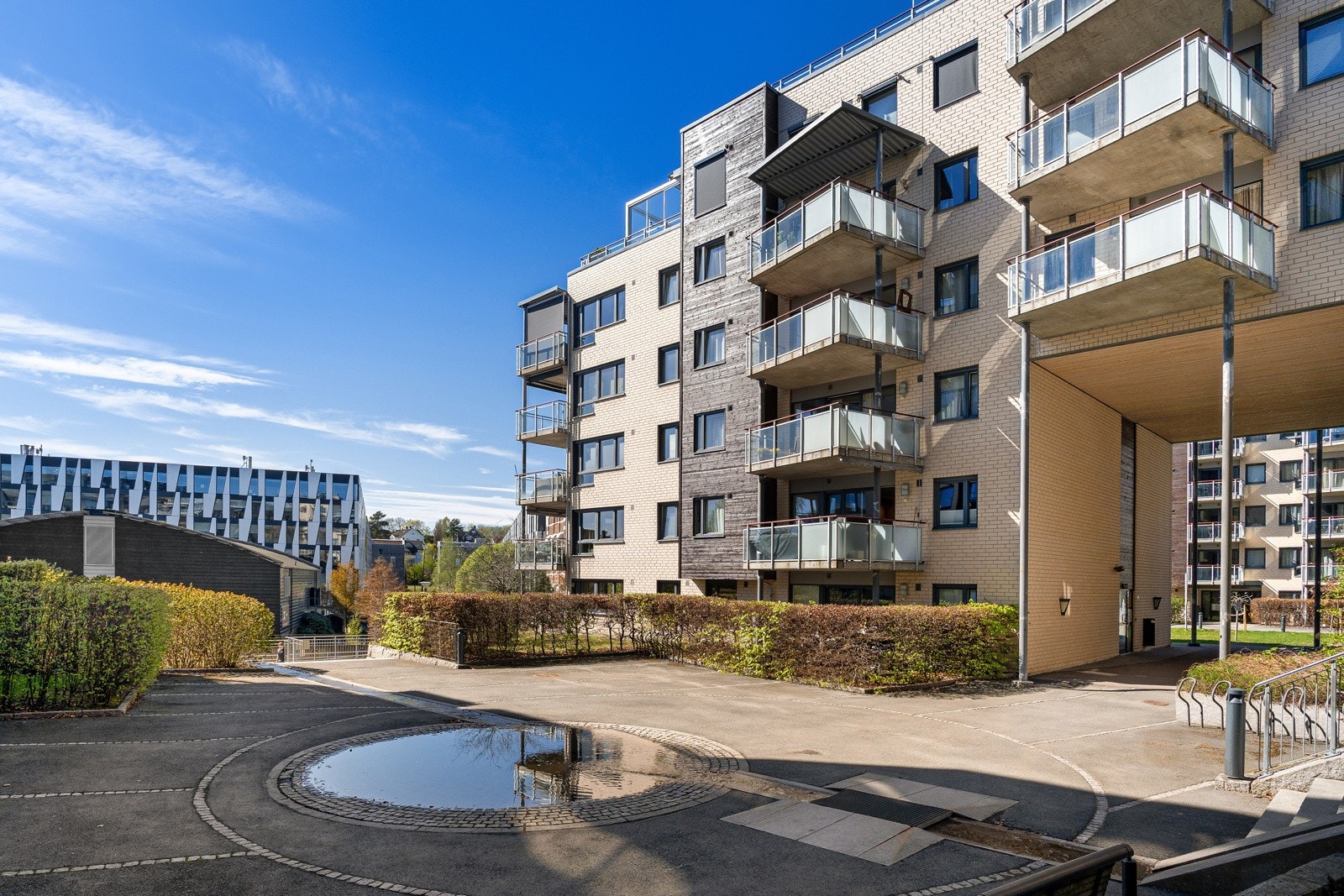 Leiligheten ligger i hjertet av Nydalen, omkranset av idylliske omgivelser og det meste du trenger av servicetilbud og kollektiv transport. Galleribilde