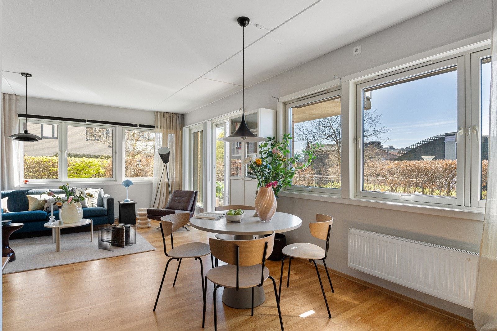 Fra de sosiale sonene har du direkte tilgang til solrikt uteområde. En fin overgang mellom inne- og utearealer. Galleribilde