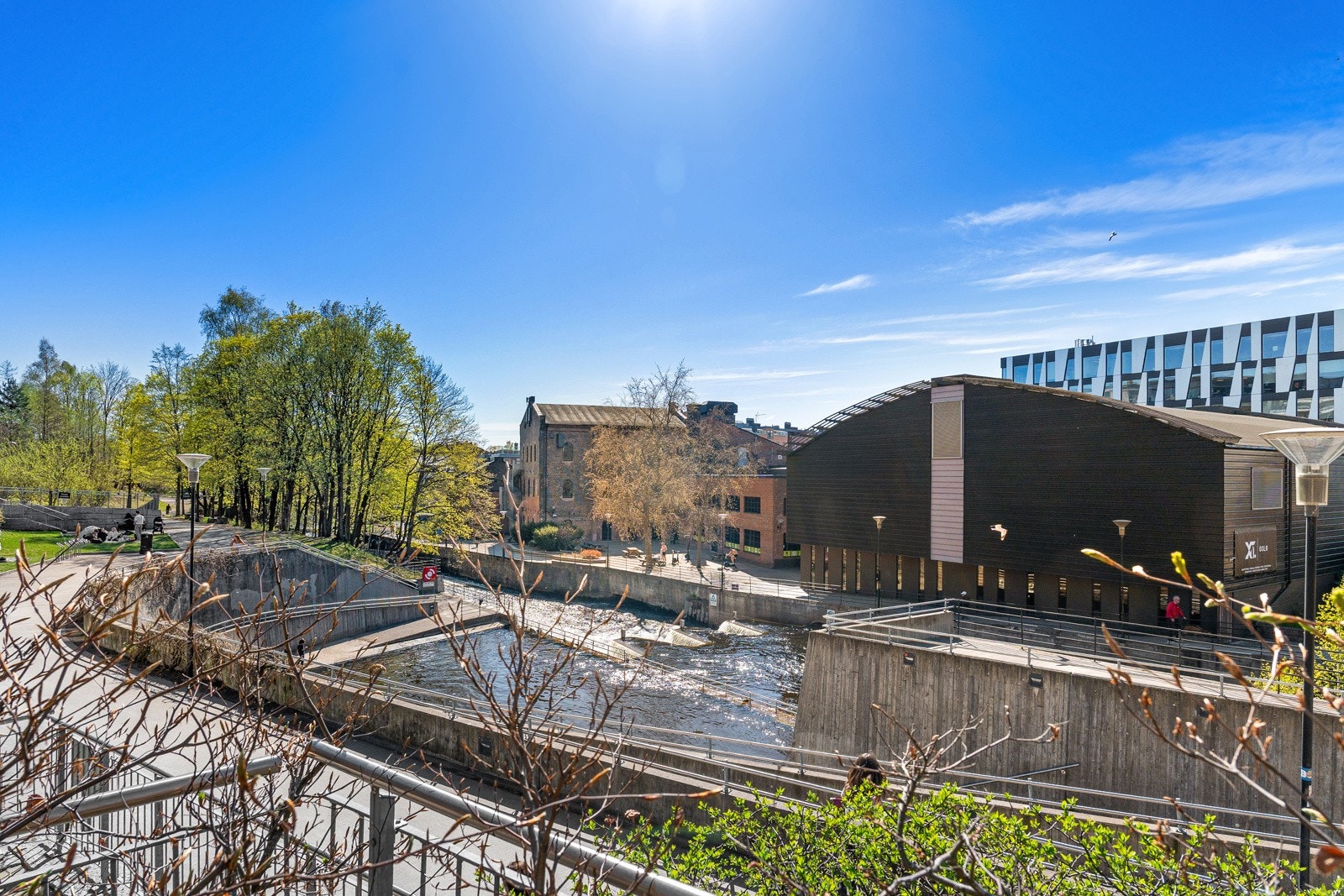 Leiligheten ligger i første rekke, vendt mot idylliske Akerselva og Nydalen Elvebad. Fra leiligheten kan du spasere ned til vannet - kun noen få meter unna. Galleribilde
