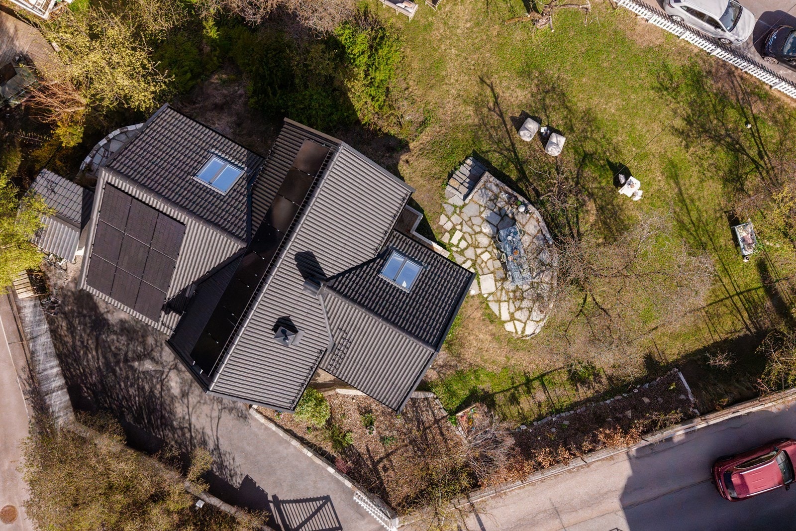 Årlig strømforbruk for 2025 var 19 357 kWt, men 2821 kWt av dette var produsert fra solcellene som er plassert på taket. Galleribilde