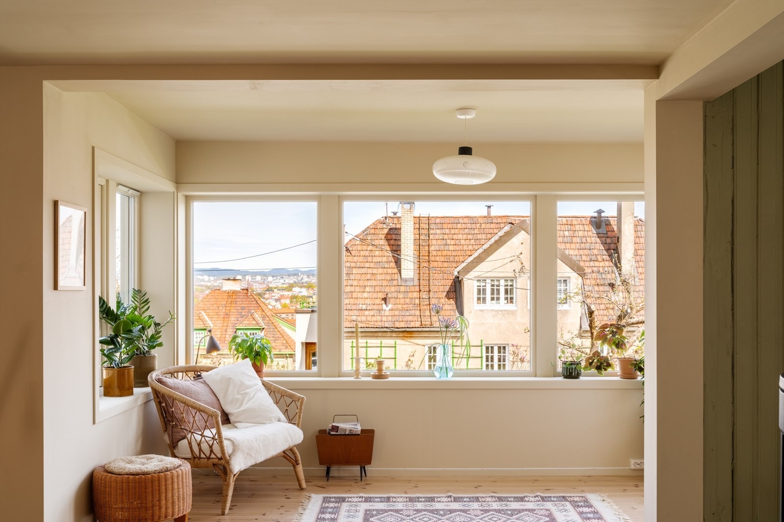 Stuen er et lyst og innbydende oppholdsrom med store vindusflater som slipper inn rikelig med dagslys og gir hyggelig utsyn mot nærområdet. Galleribilde