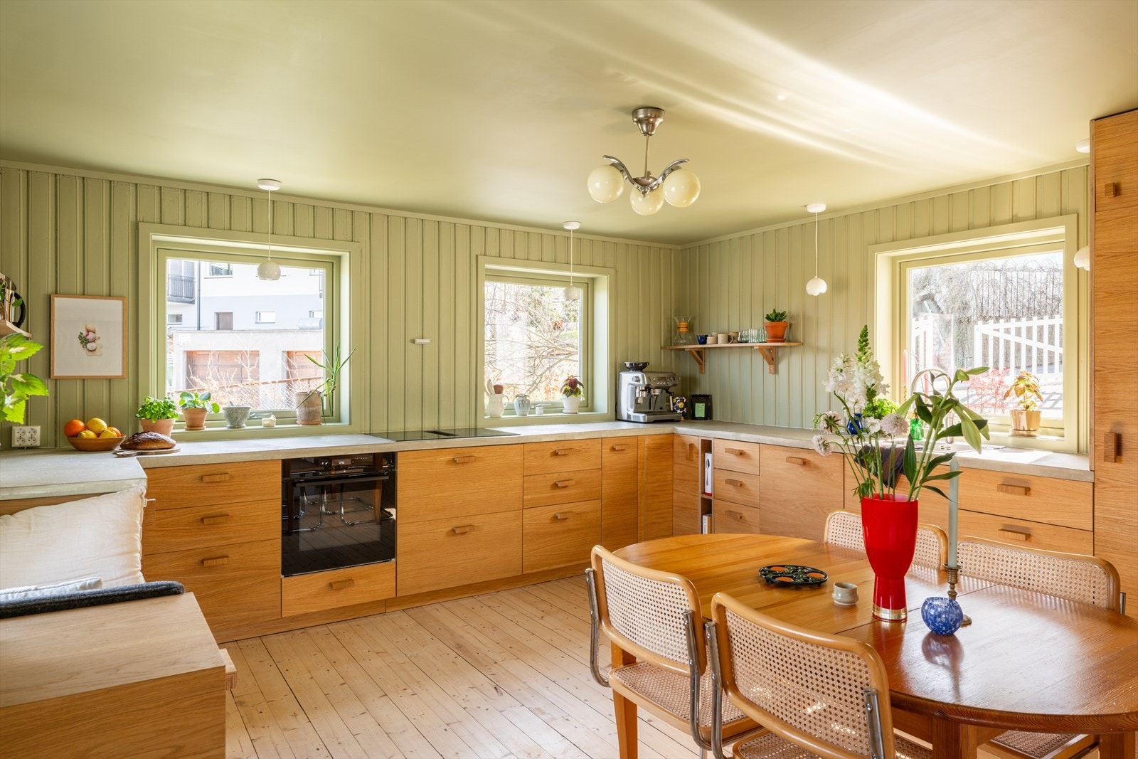 Innredningen er utført med Ikea-skrog kombinert med fronter i eikefiner, som gir et varmt preg, mens helstøpt benkeplate i betong tilfører et moderne uttrykk og solide arbeidsflater. Galleribilde