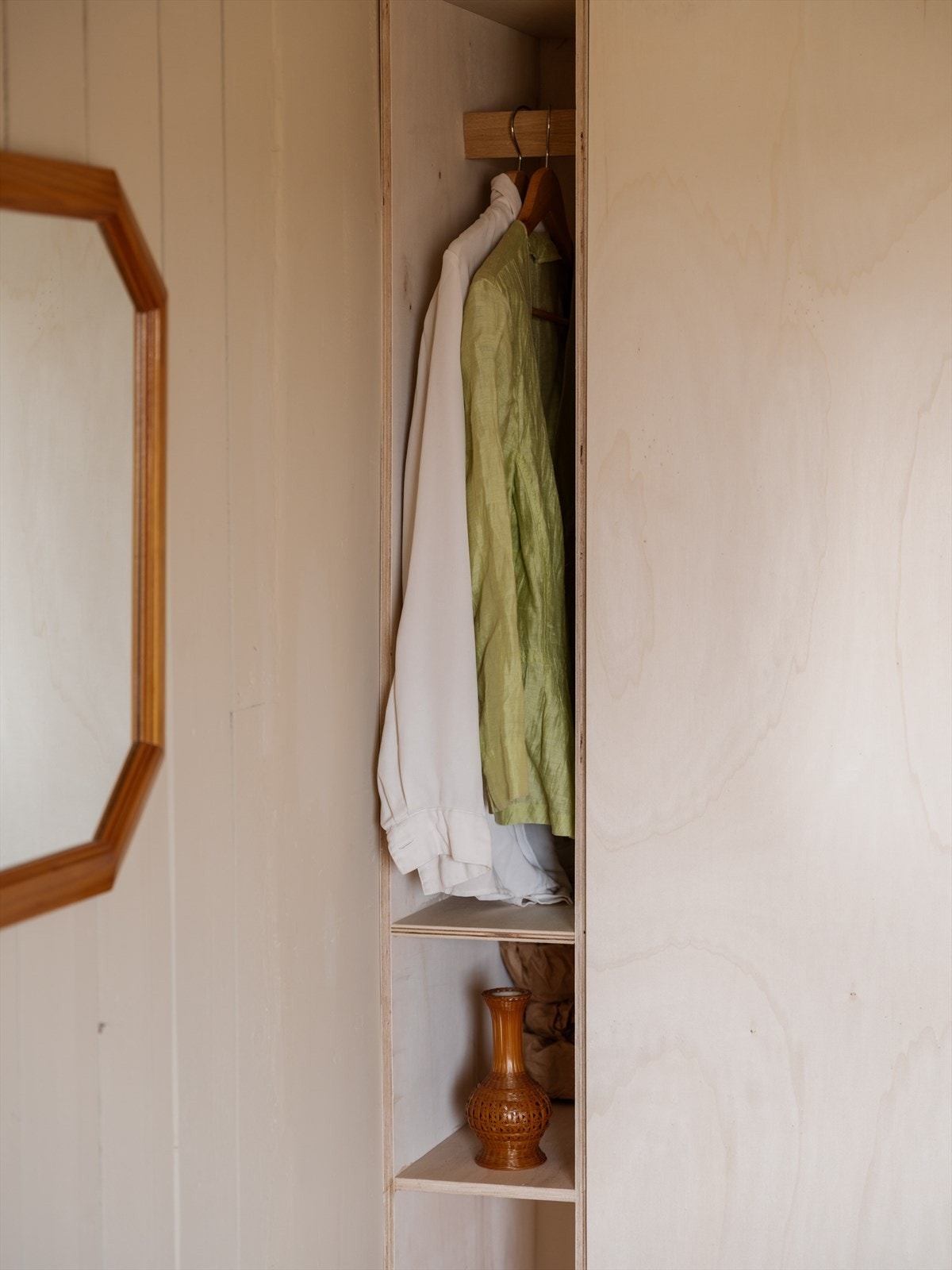 Detaljer fra garderobeløsningen. Galleribilde
