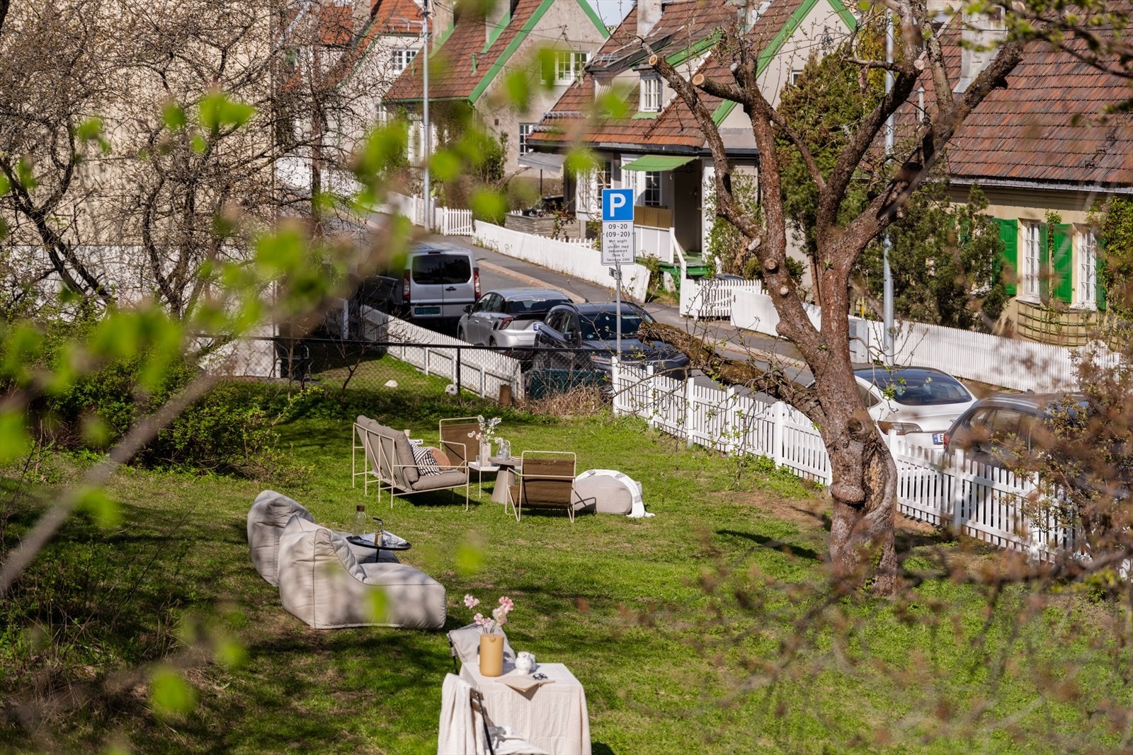 Nyt enebolig-tilværelsen med mye boltreplass, til glede for store og små. Her er det god plass til hyggelig sittegruppe, grill og ønsket utemøblement. Galleribilde