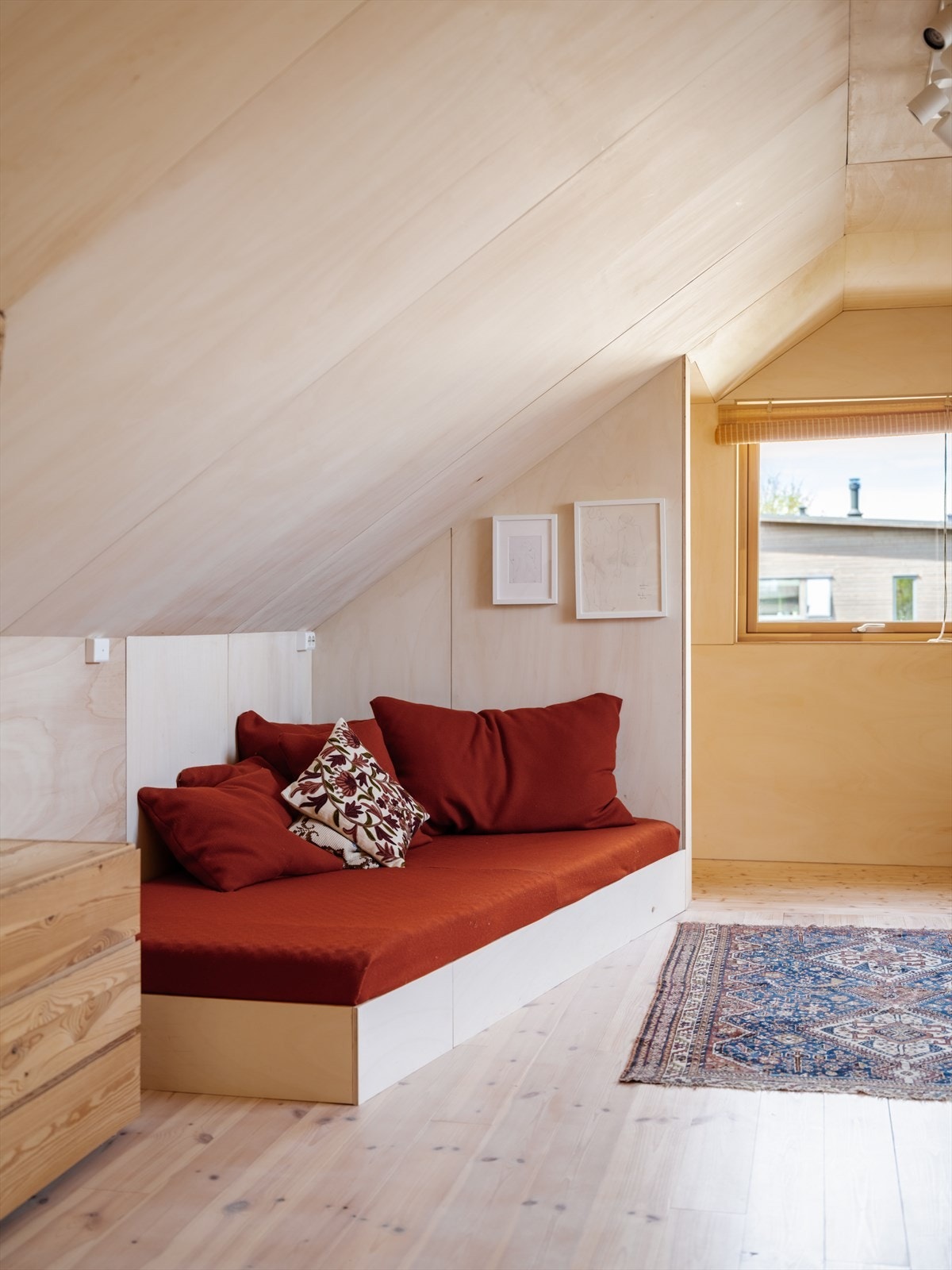 Her er det også plassbygde løsninger med garderobe, bokhylle og sofa med oppbevaring, som gir både karakter og smart utnyttelse av plassen. Galleribilde