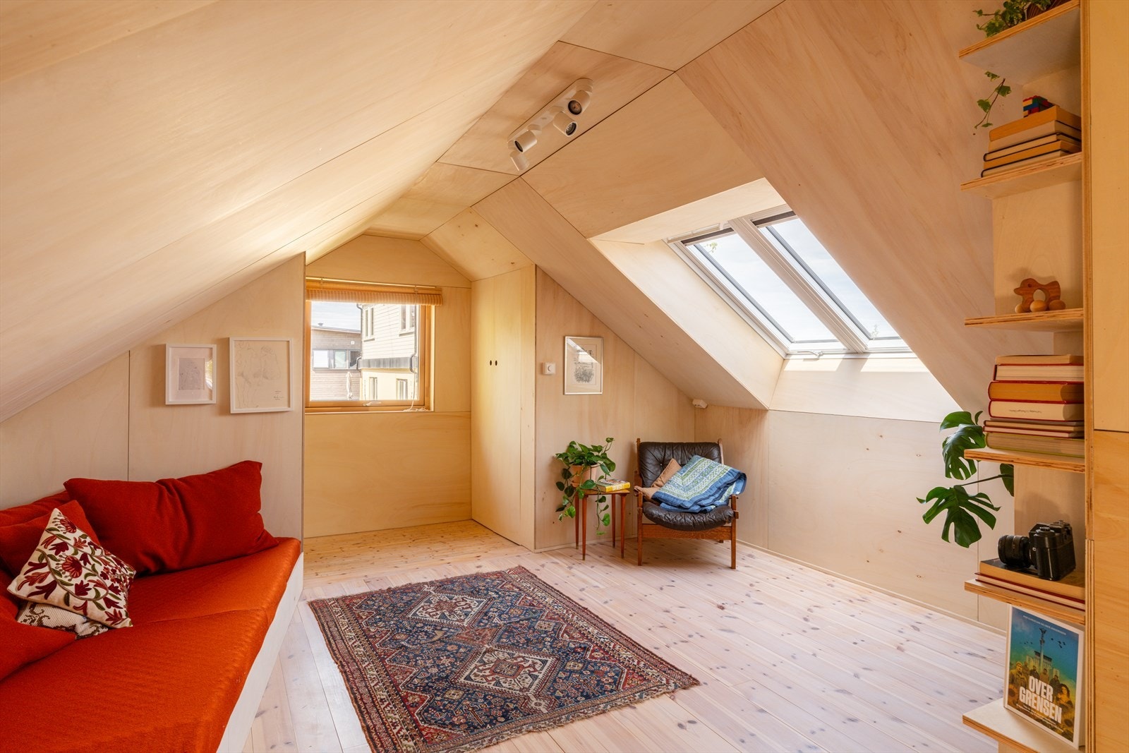 Loftstuen er et lyst og sjarmerende oppholdsrom med skråtak, takvinduer og hyggelig atmosfære. Galleribilde