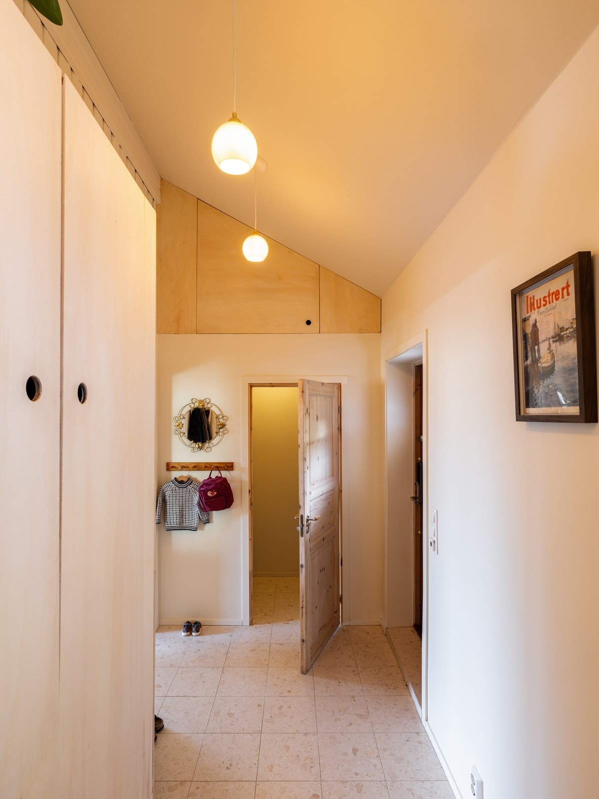 Lys og innbydende entré med god takhøyde og en luftig velkomstfølelse. Italienske terrazzofliser med varmekabler gir både komfort og karakter til rommet. Galleribilde