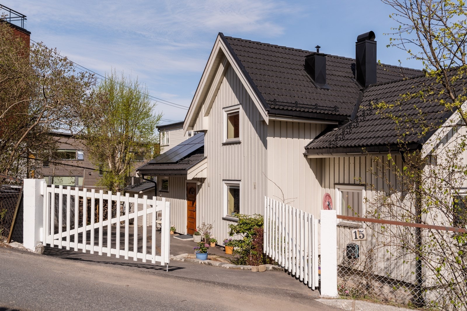 Det er gode parkeringsmuligheter på eiendommen - opptil fire biler har vært parkert her samtidig. Galleribilde