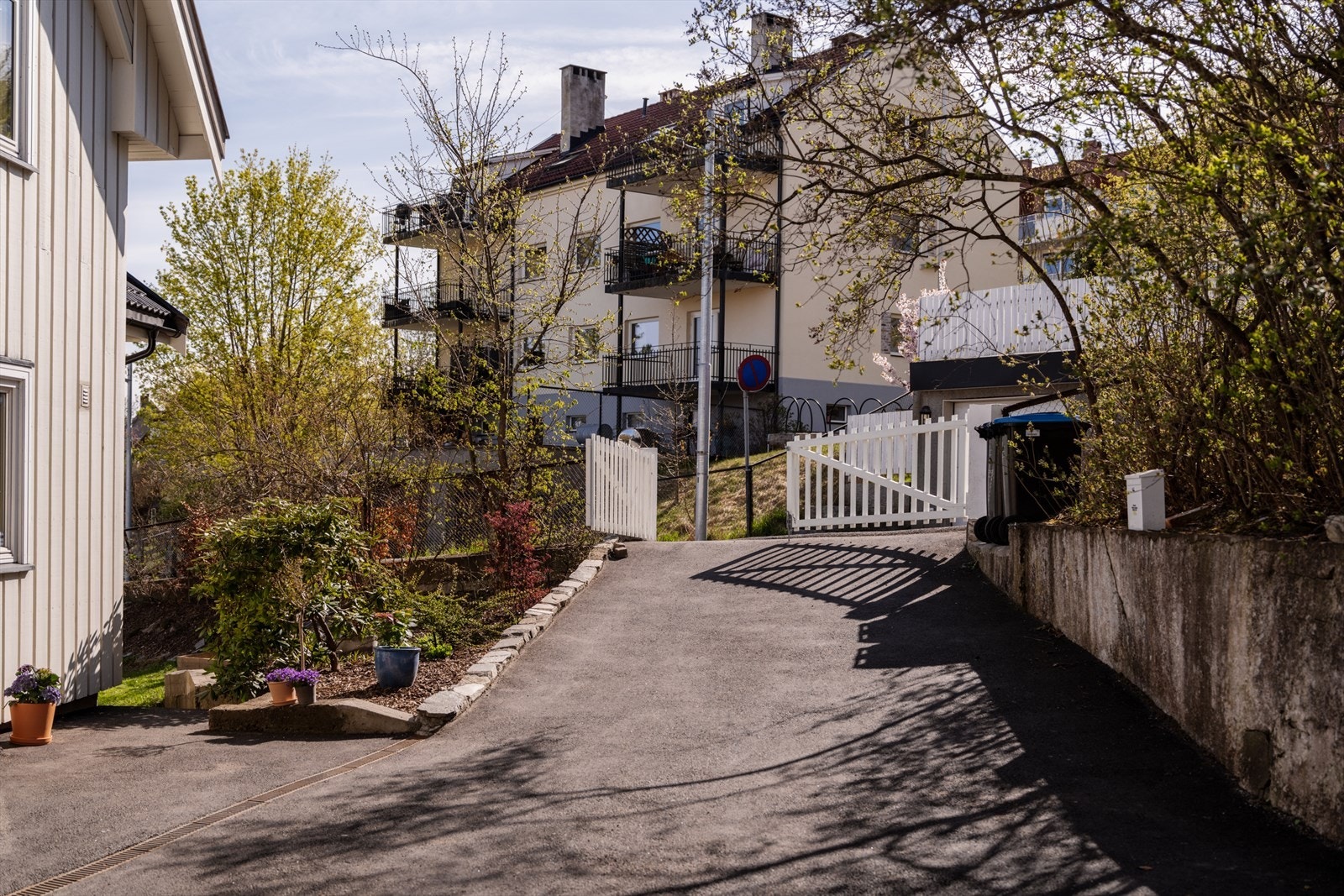 Det er satt inn ny port inn til eiendommen - velkommen hjem! Galleribilde
