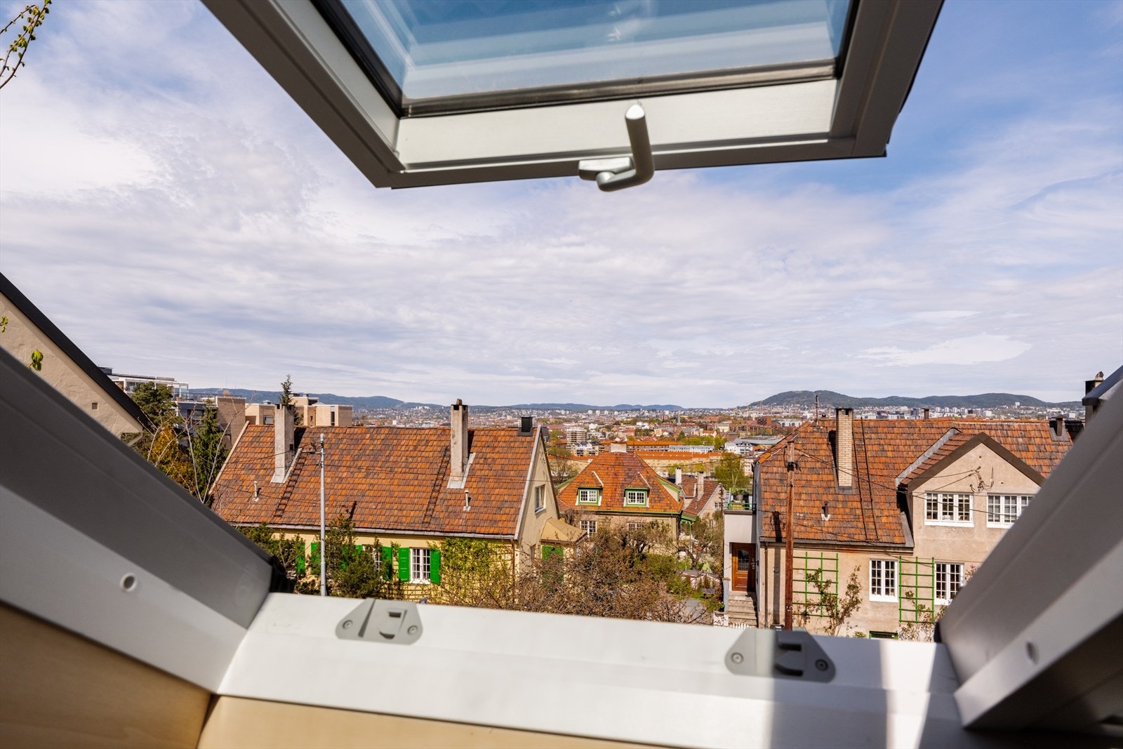 Huset har en fantastisk beliggenhet, noe som gir flott utsikt fra vinduene. Galleribilde