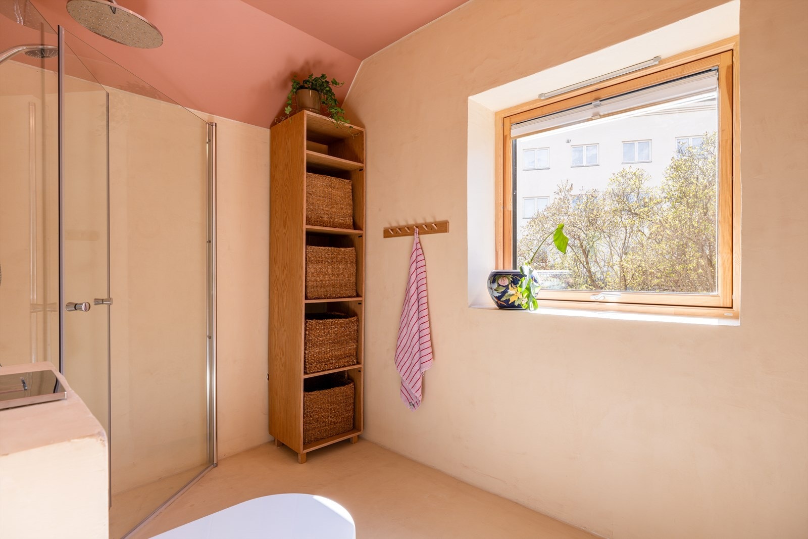 Badet er av god størrelse og det er selvsagt varme i gulvet. Galleribilde