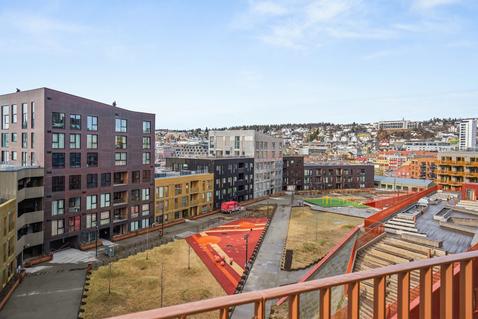 Verandaen har svært god solgang og fin utsikt mot gårdsrommet, byen og indre havn. Galleribilde