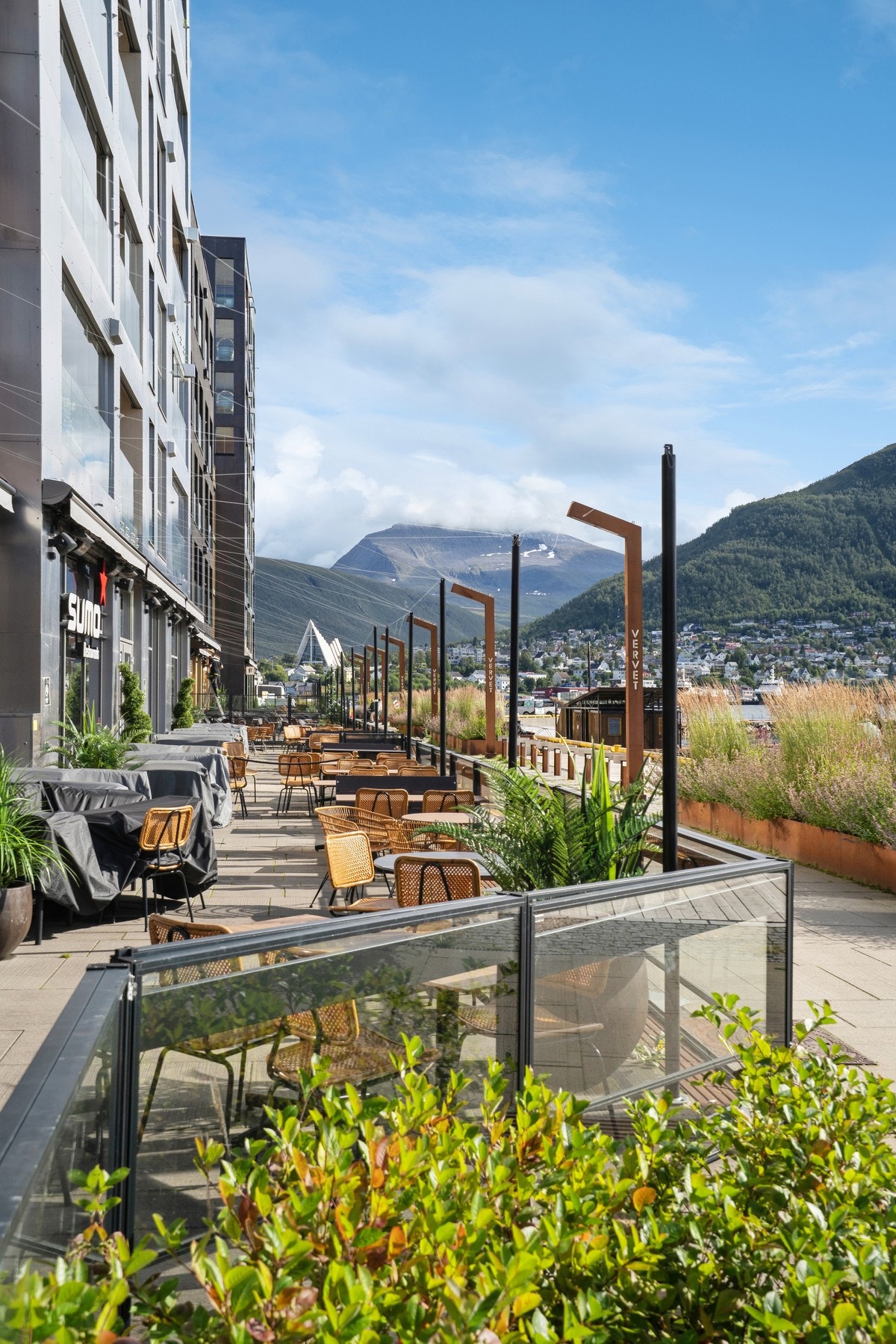Nydelige uteområdet og flotte soner med benker. Galleribilde