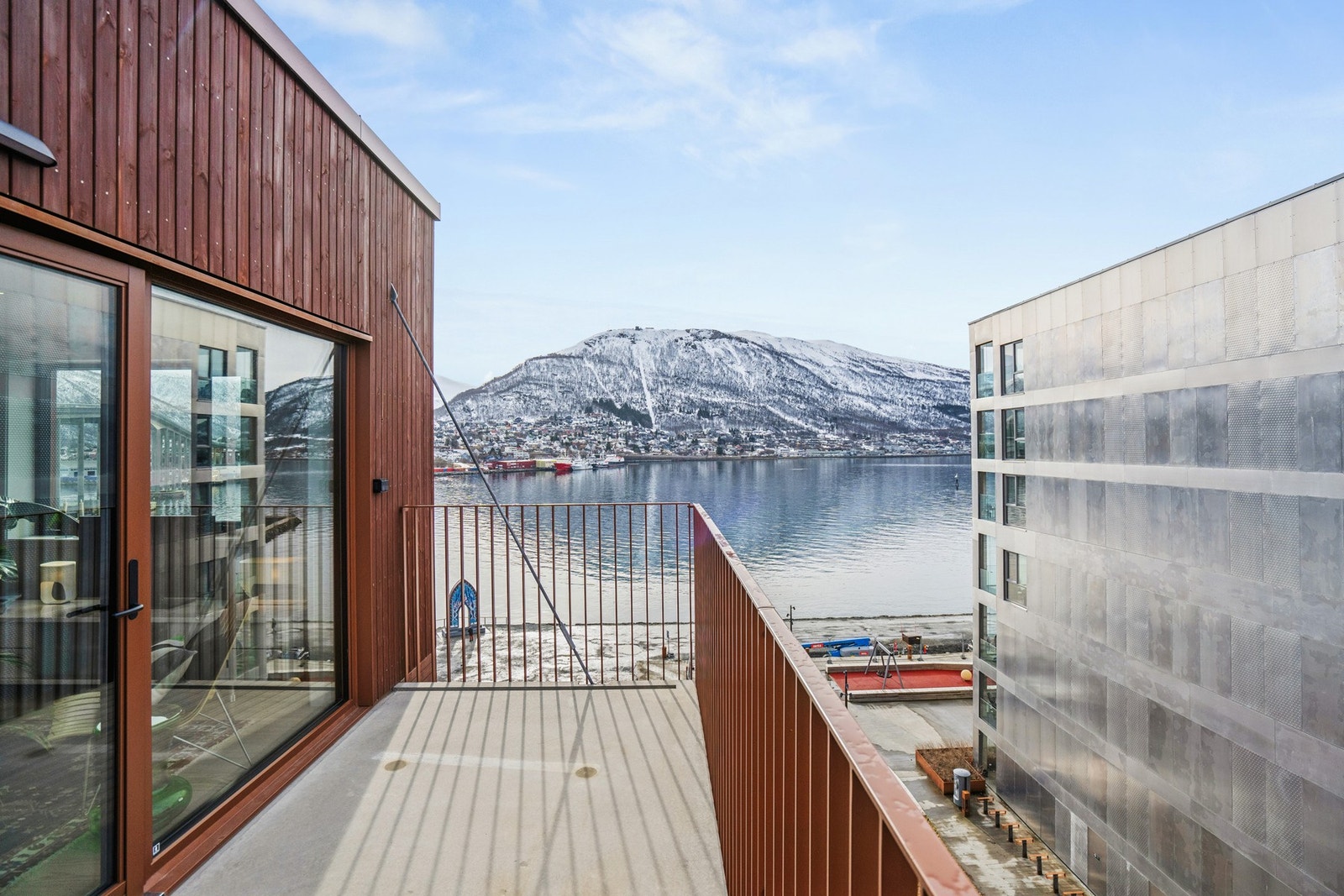Her har du plass til både hagemøbler og grill. Galleribilde