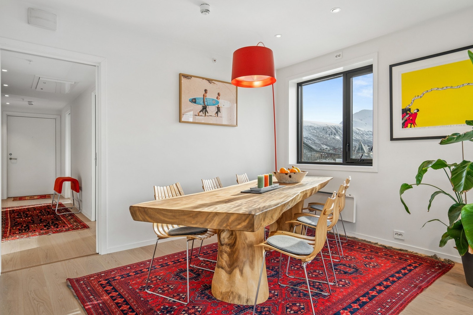 Spiseplassen gir gode rammer for både hverdagsmåltider og hyggelige sammenkomster. Galleribilde