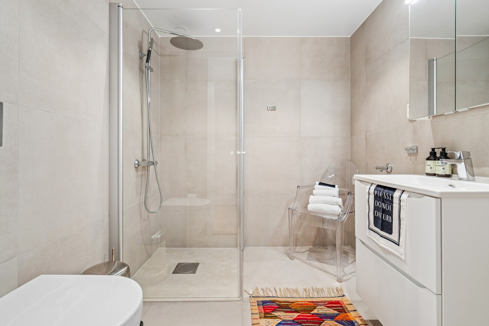 Flislagt og moderne bad med en elegant regndusj, som gir en eksklusiv og komfortabel spa-følelse. Galleribilde