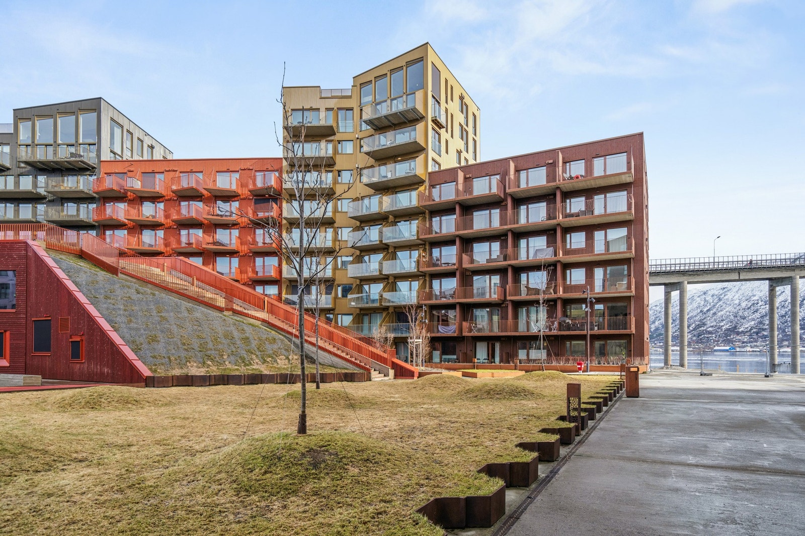 Leiligheten ligger attraktivt til på Vervet, en bydel for alle generasjoner, og som byr på flotte utearealer. Galleribilde