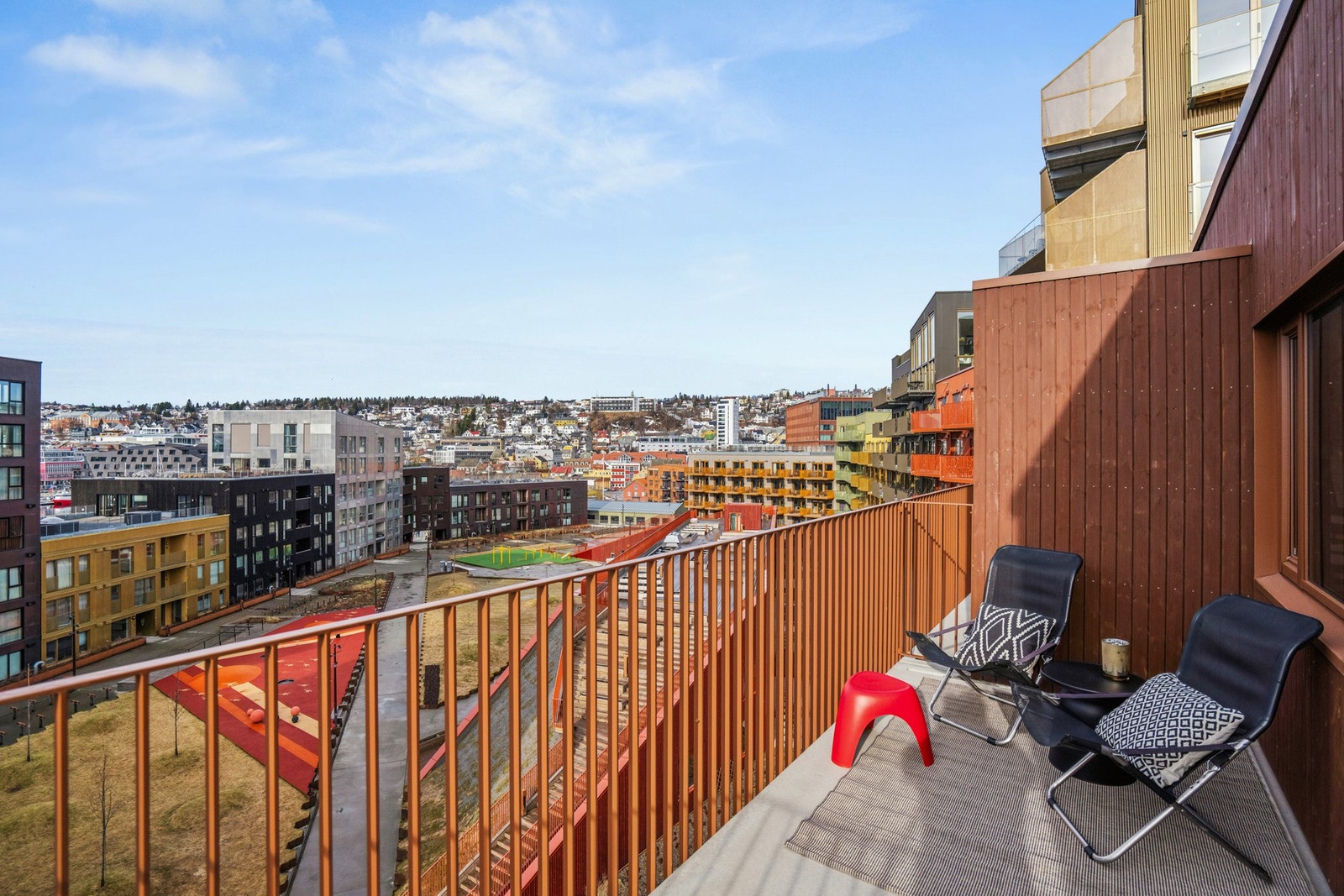 Fra stuen er det utgang til sørvestvendt veranda. Galleribilde