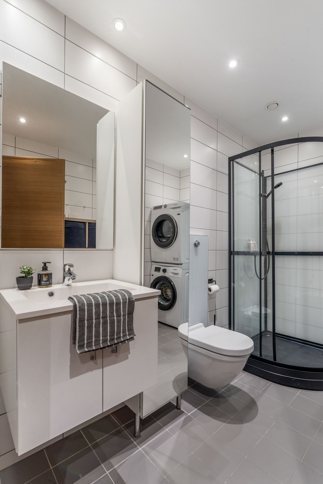 Badet i 1. etasje har flislagt gulv med gulvvarme og flislagte vegger. Galleribilde