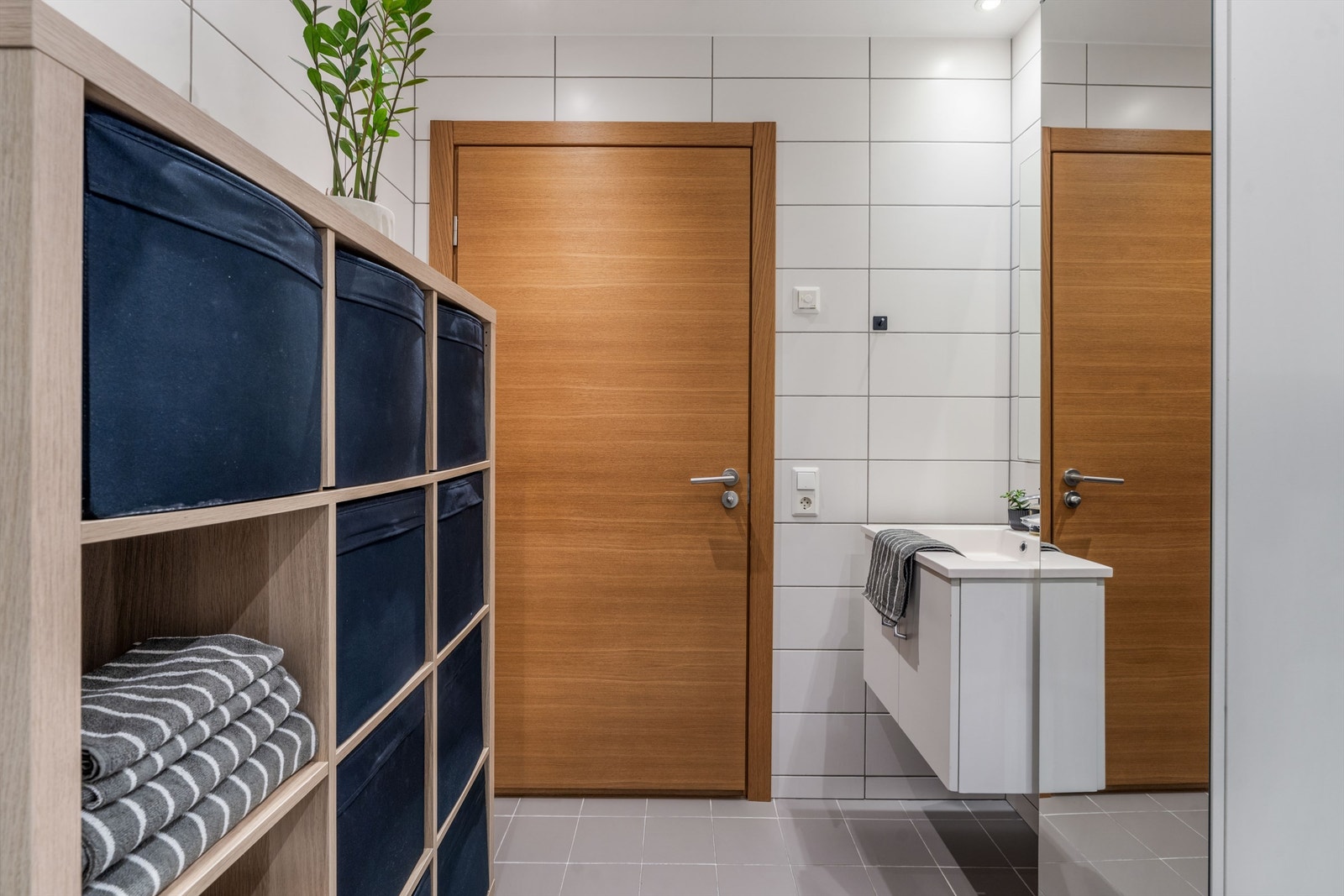 Badet har gode oppbevaringsmuligheter. Galleribilde