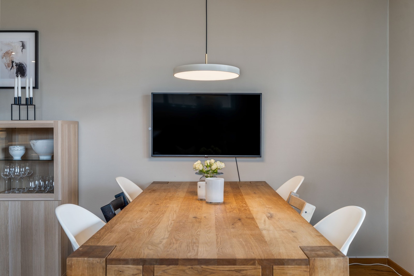 God plass til spisebord, perfekt for hyggelige middager og sosiale sammenkomster. Galleribilde