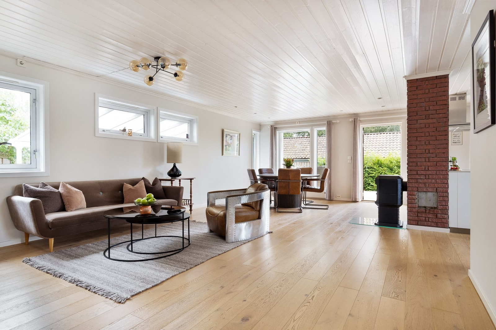 Stuen er lys og moderne med god plass til sofagruppe med tilhørende salongbord og tv-seksjon. Galleribilde