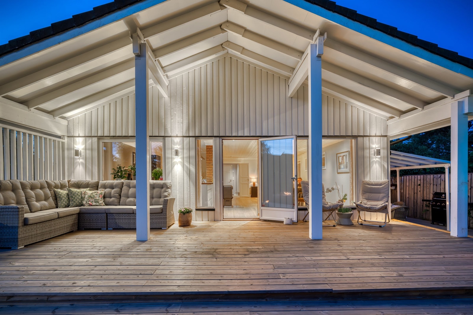 Fra stuen kommer du ut til boligens herlige terrasse. Terrassen vender mot sydvest og er på hele 93 kvm. Galleribilde