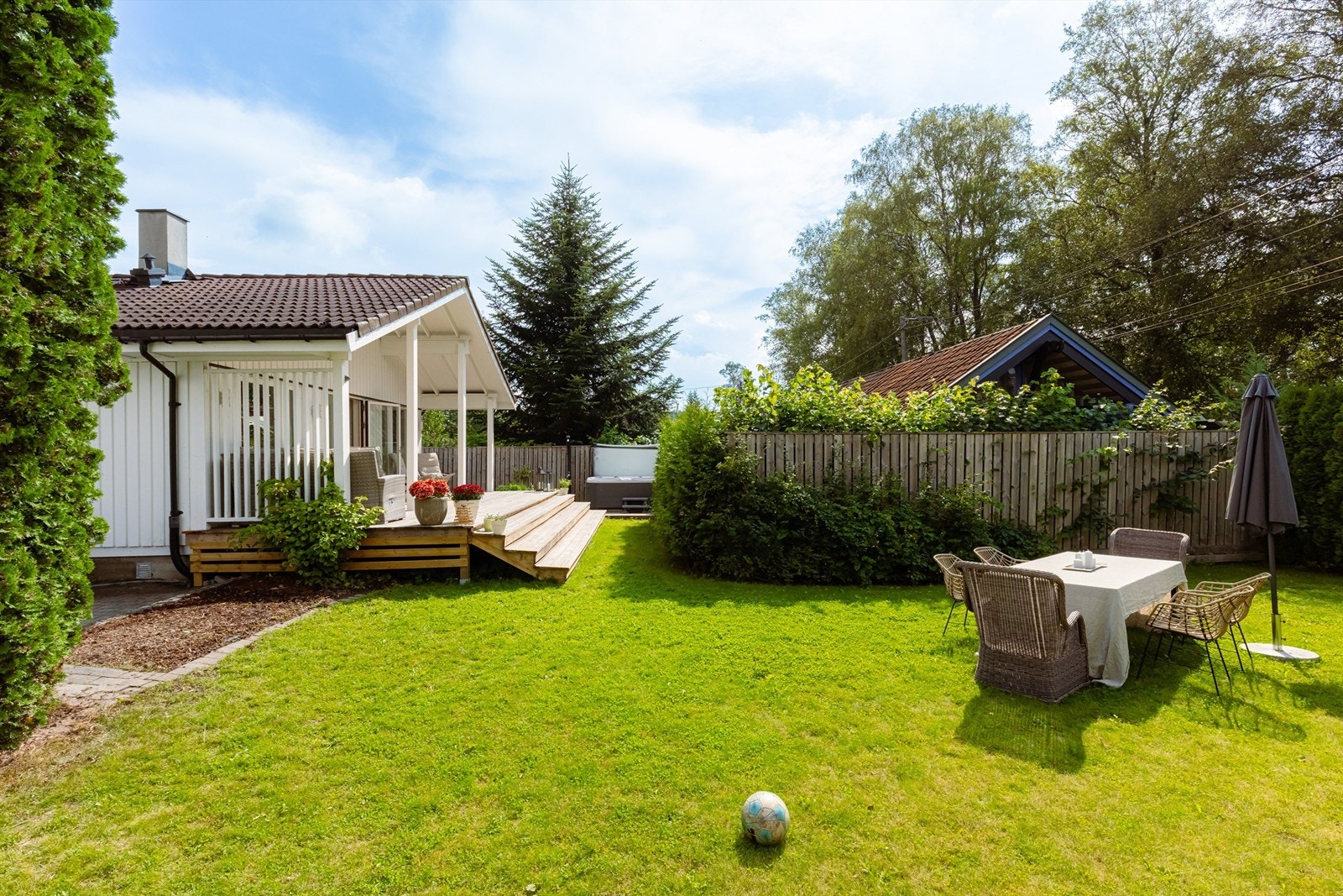 Videre fra terrassene kommer du til boligens store, solrike hage. Galleribilde