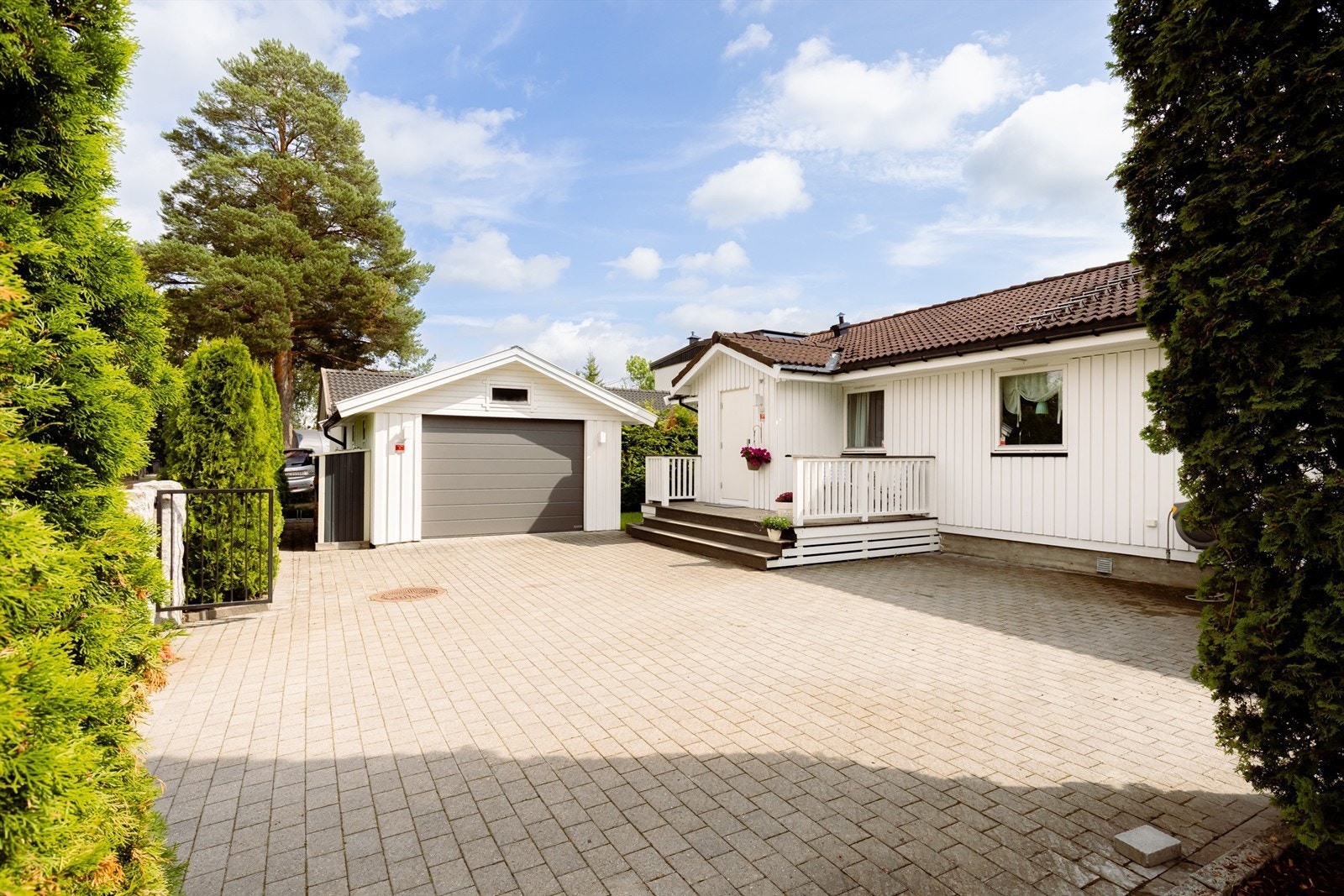 Dette er den perfekte bolig for deg som ønsker å bo i en lettstelt enebolig med alt på ett plan. Galleribilde