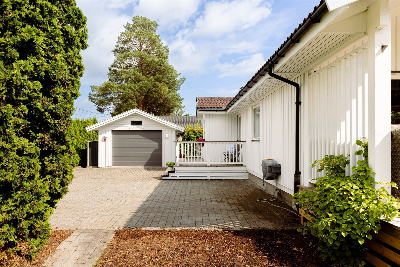 Det er parkeringsplass i en romslig garasje. Garasjen har også god lagringsplass. Galleribilde