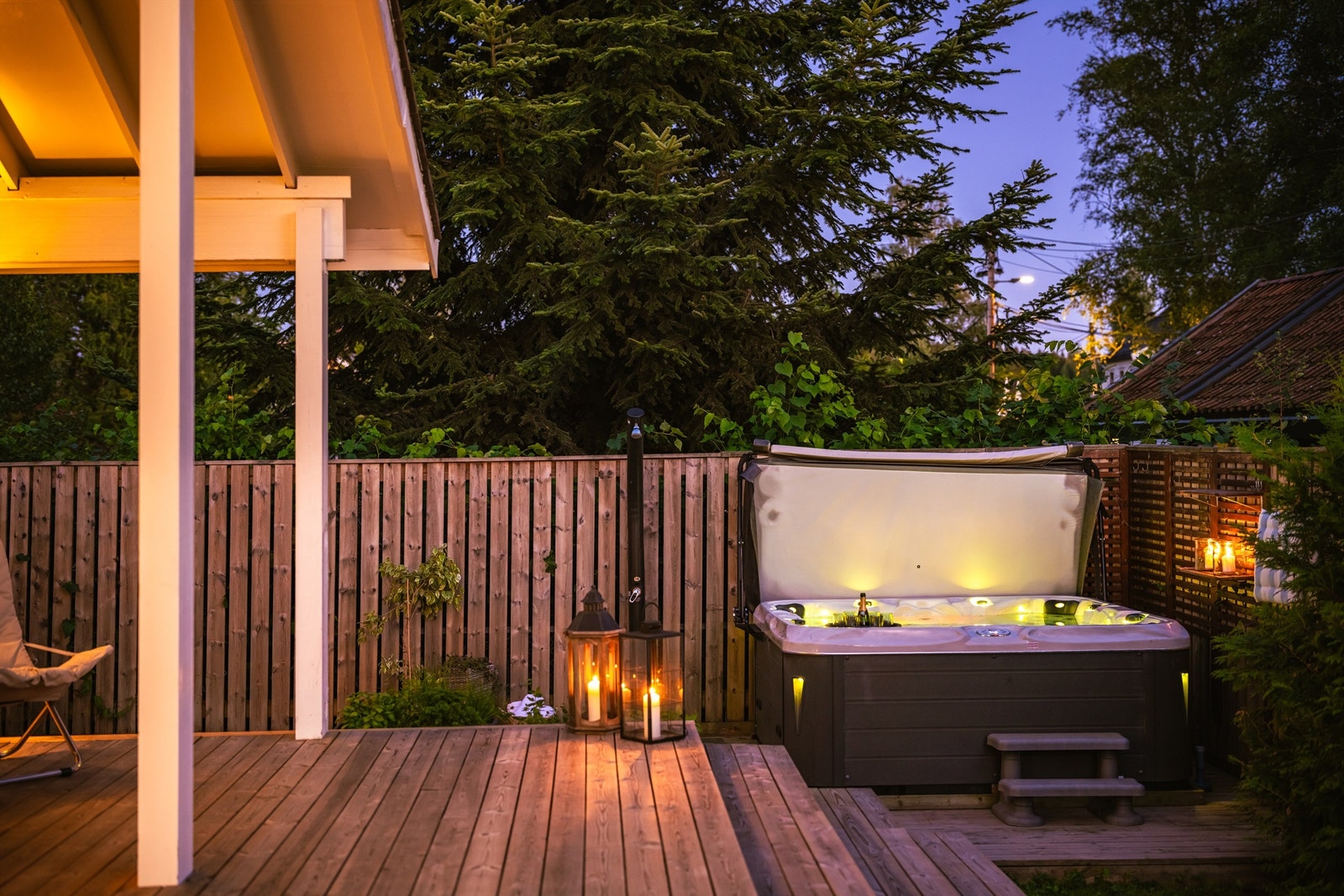 Terrassen kan også by på en flott Jacuzzi! - Her kan du med andre ord nyte terrassen både sommer og vinter! Galleribilde