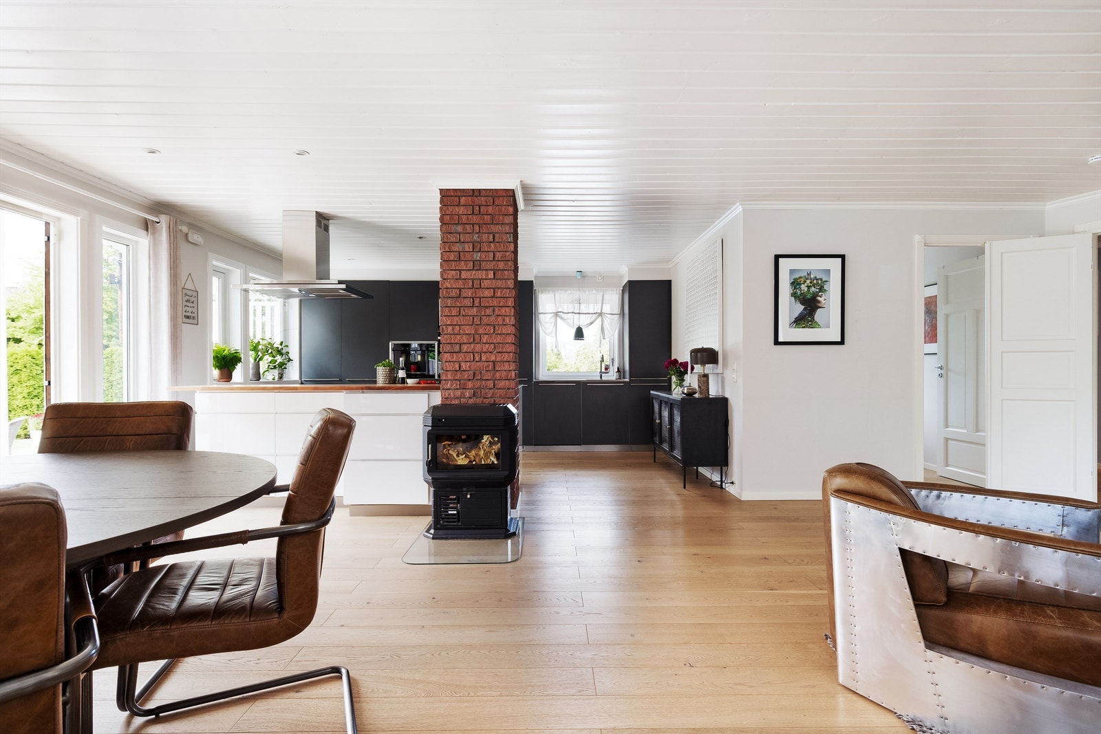 Peisovnen er fint plassert i stuen - perfekt for kalde vinterkvelder. Galleribilde
