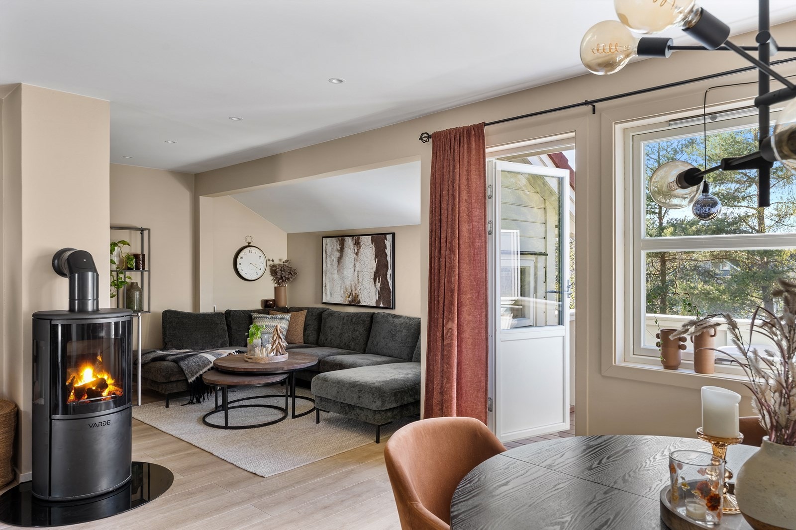 Romslig og innbydende stue med åpen løsning mot kjøkken. Stuen har gode møbleringsmuligheter og en naturlig soneinndeling for både sofa- og spiseplass. Galleribilde