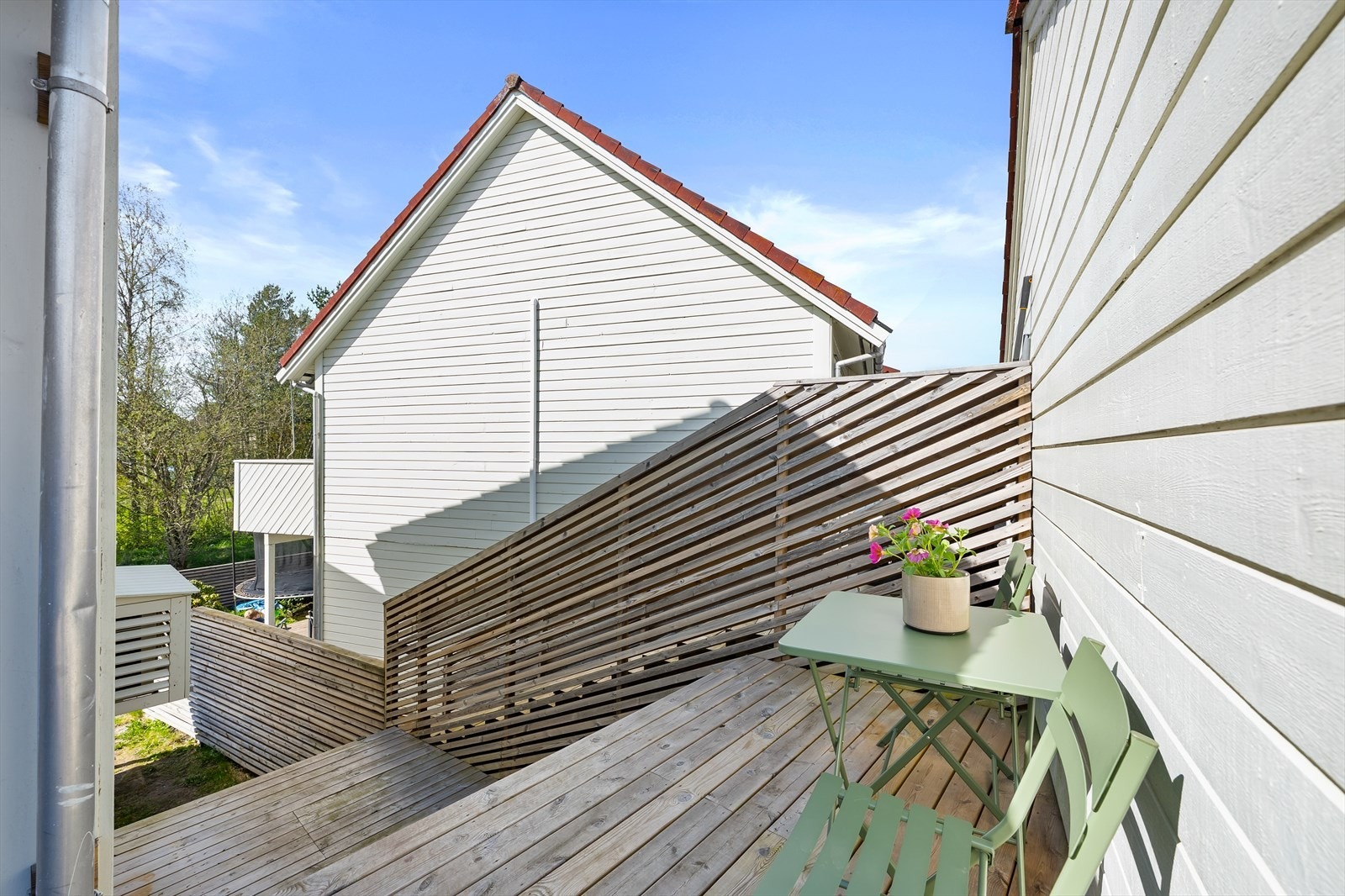 Det er praktisk trapp ned til hagen og terrassen på baksiden av huset Galleribilde