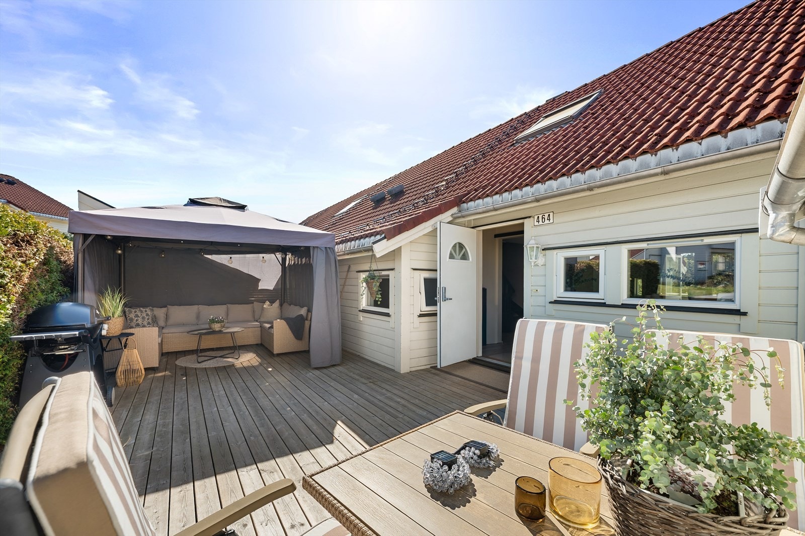 Som enderekkehus kan boligen skilte med flere svært flotte og solrike uteplasser på begge sider av huset. Hoveduteplassen består av en romslig terrasse i tilknytning til inngangspartiet, med god plass til både spisegruppe, grill og sosiale soner Galleribilde