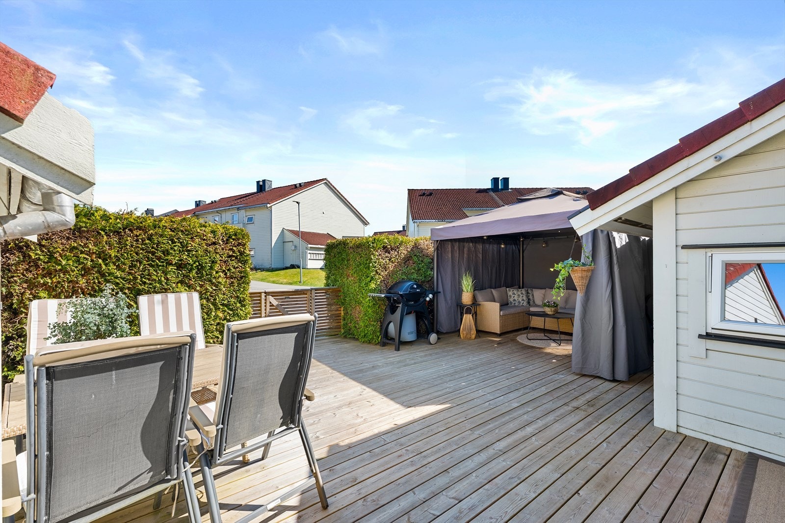 Det er god plass til flere sittegrupper og grill Galleribilde