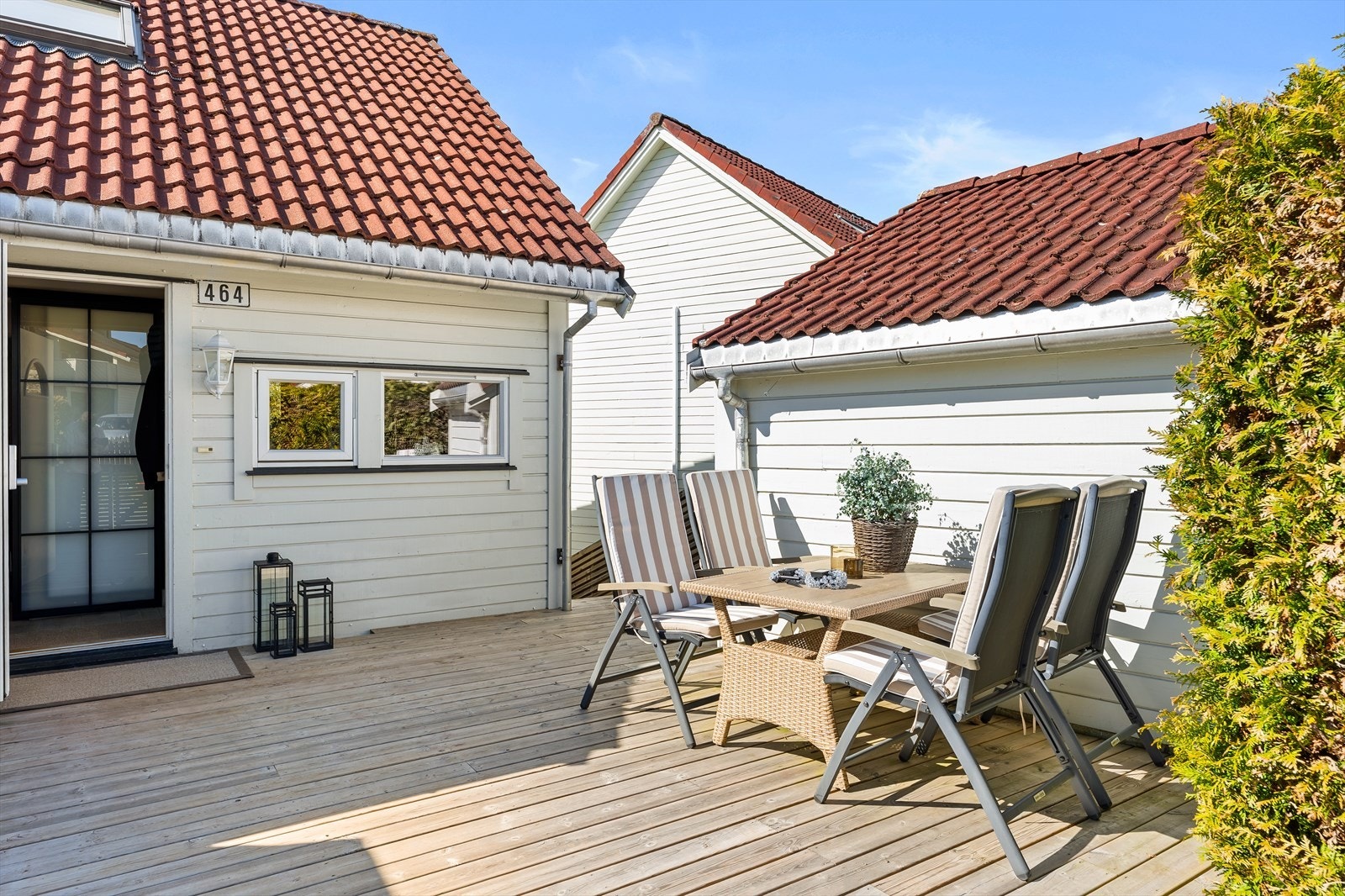 Romslig og solrik terrasse ved inngangspartiet med god plass til spisegruppe og sosiale soner Galleribilde