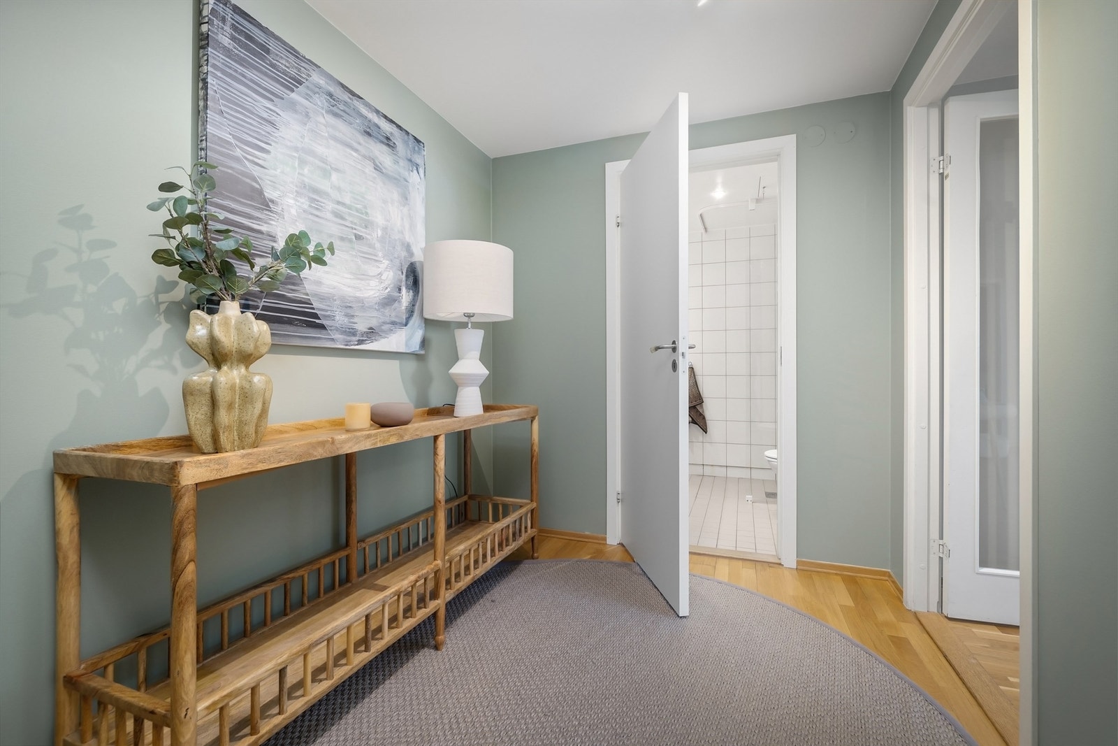 Entré med plass til yttertøy og sko. Ytterligere lagringsplass i boden inne, eller ekstern bod på fellesområdet. Galleribilde