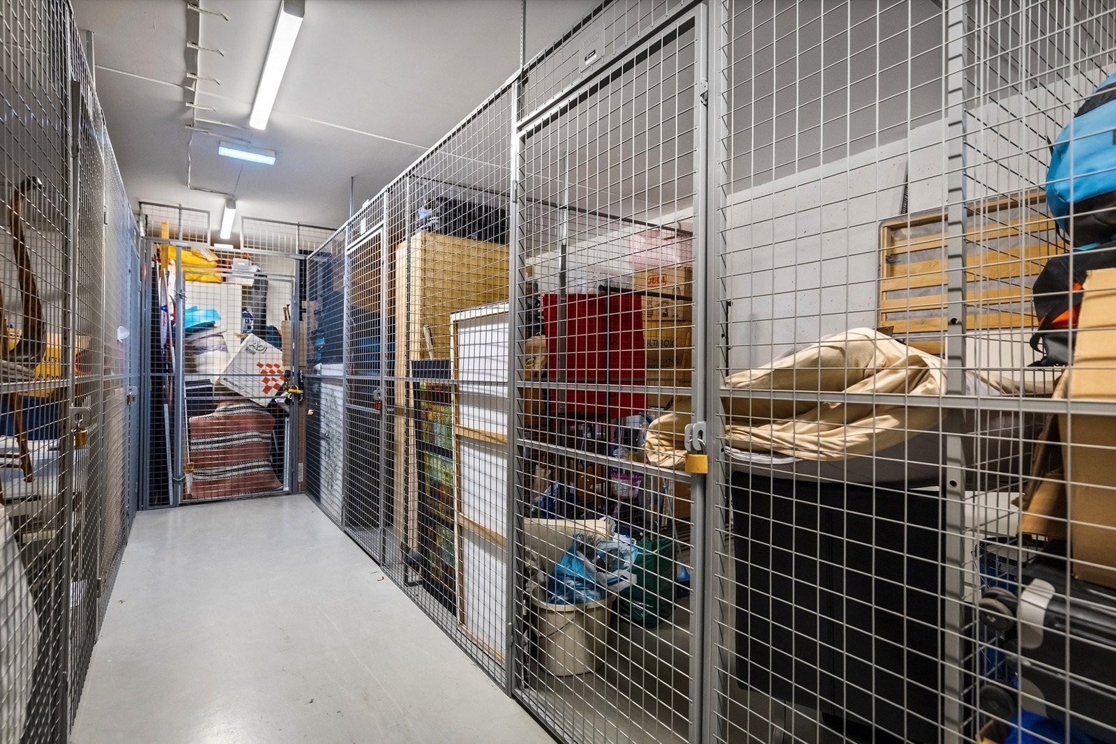 Leiligheten disponerer også en romslig nettingbod. Galleribilde