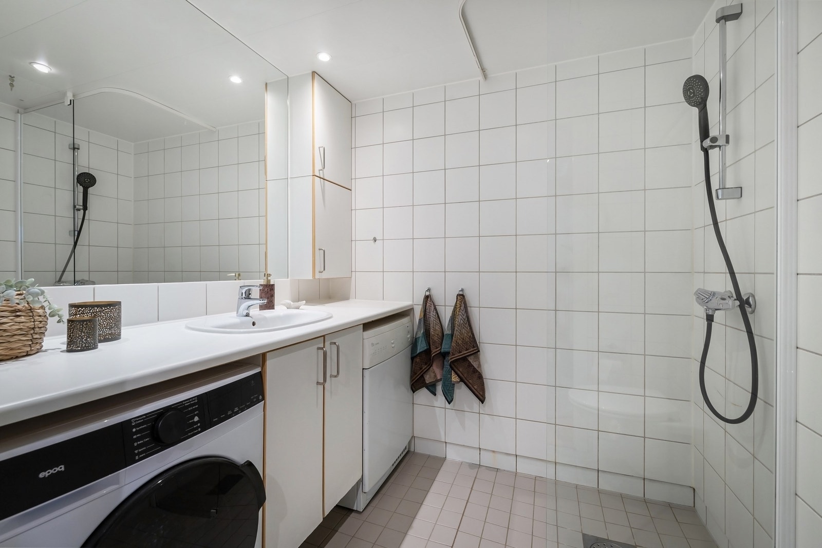 Opplegg for vaskemaskin og tørketrommel under benk. Galleribilde