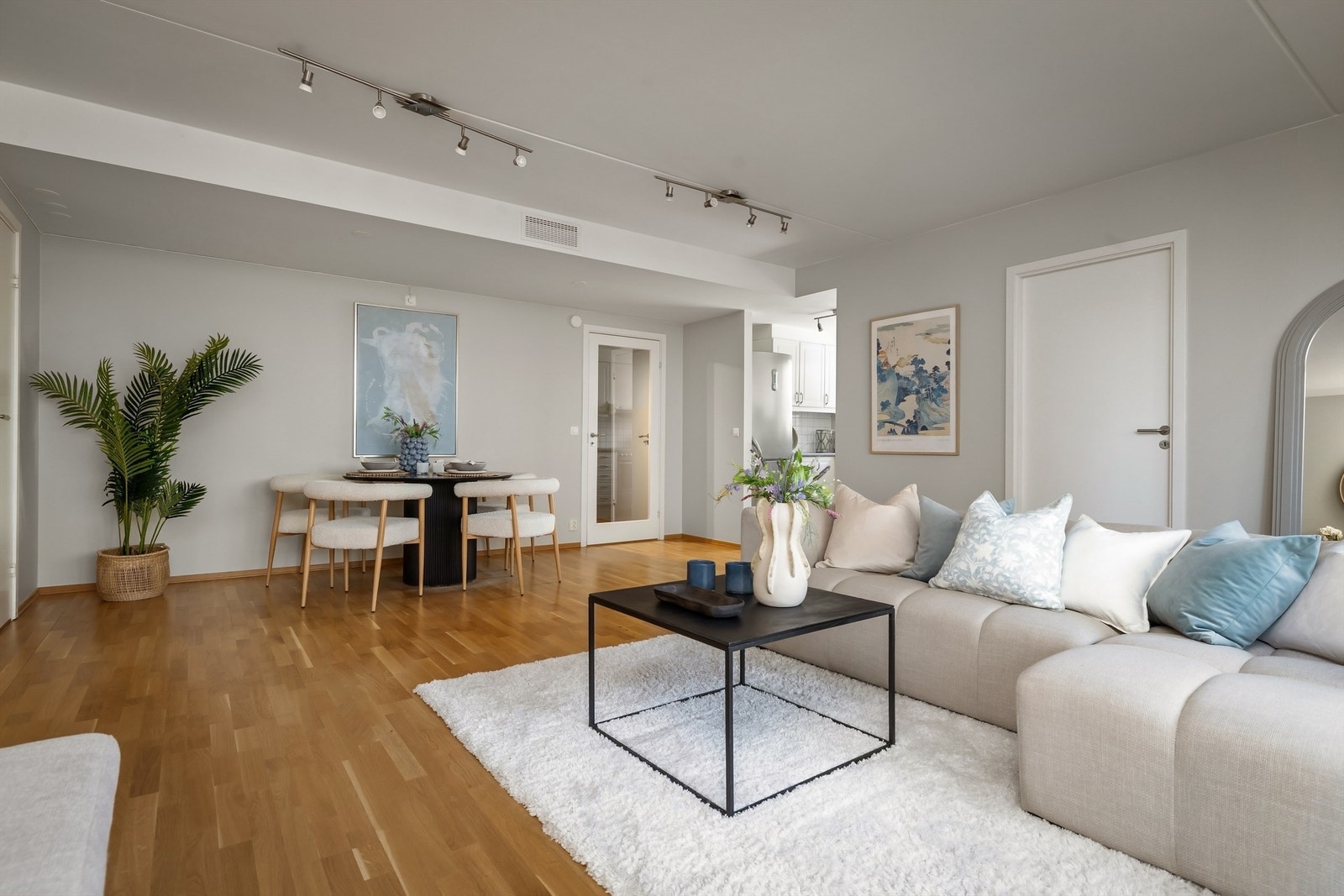 Kjøkkenet ligger i en egen, definert sone i bakkant av stuen. Galleribilde