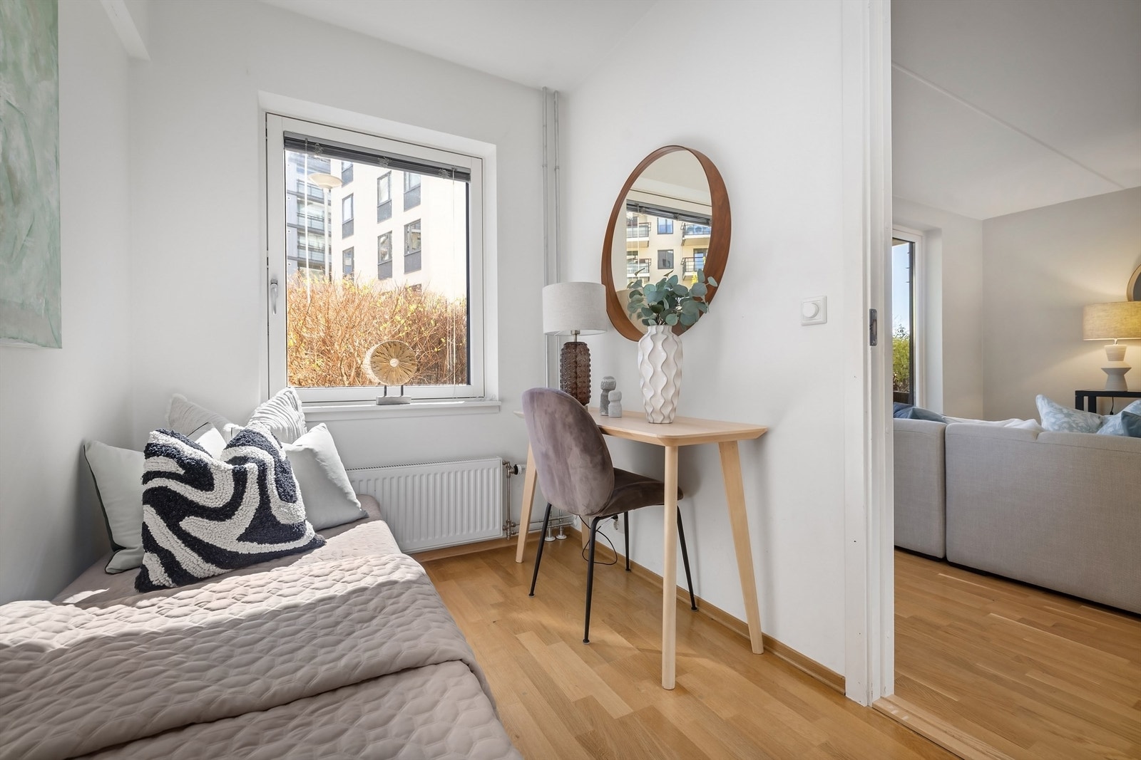 Soverom 2 har adkomst fra andre siden av stuen. Galleribilde