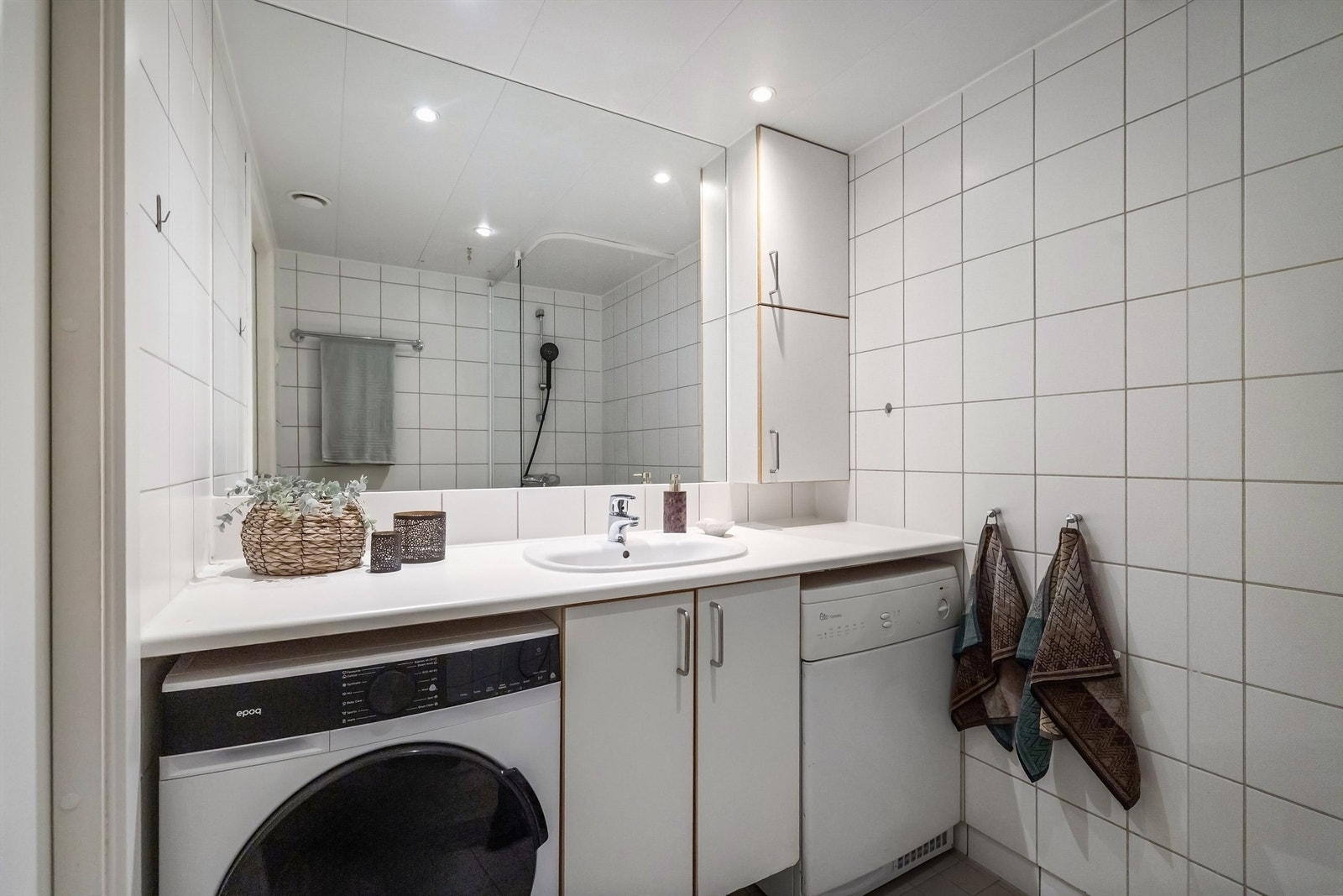 Pent, flislagt bad med varme i gulvet og downlights i taket. Galleribilde