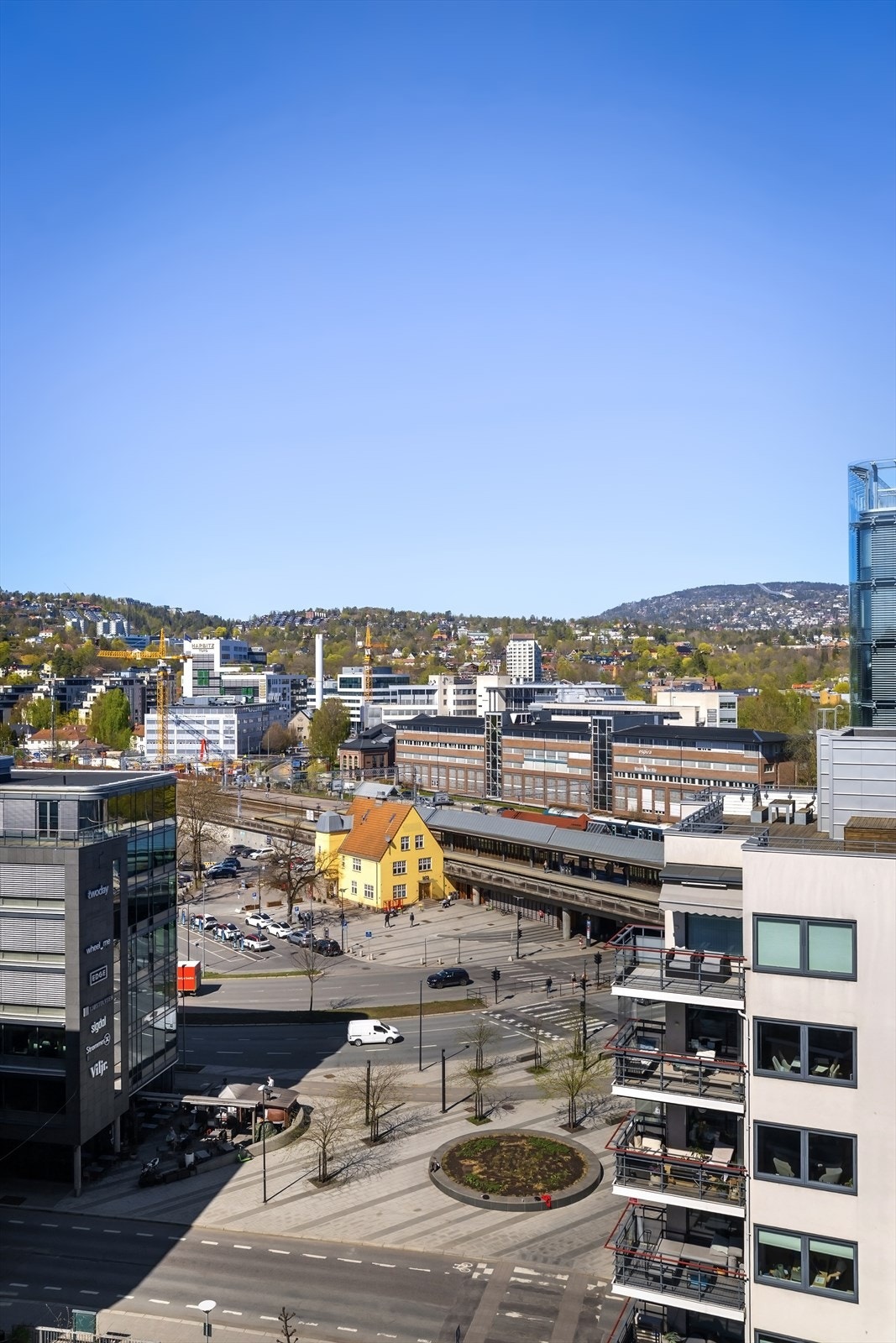 Utsikt fra takterrassen retning Skøyen stasjon og Holmenkollen i bakkant. Galleribilde