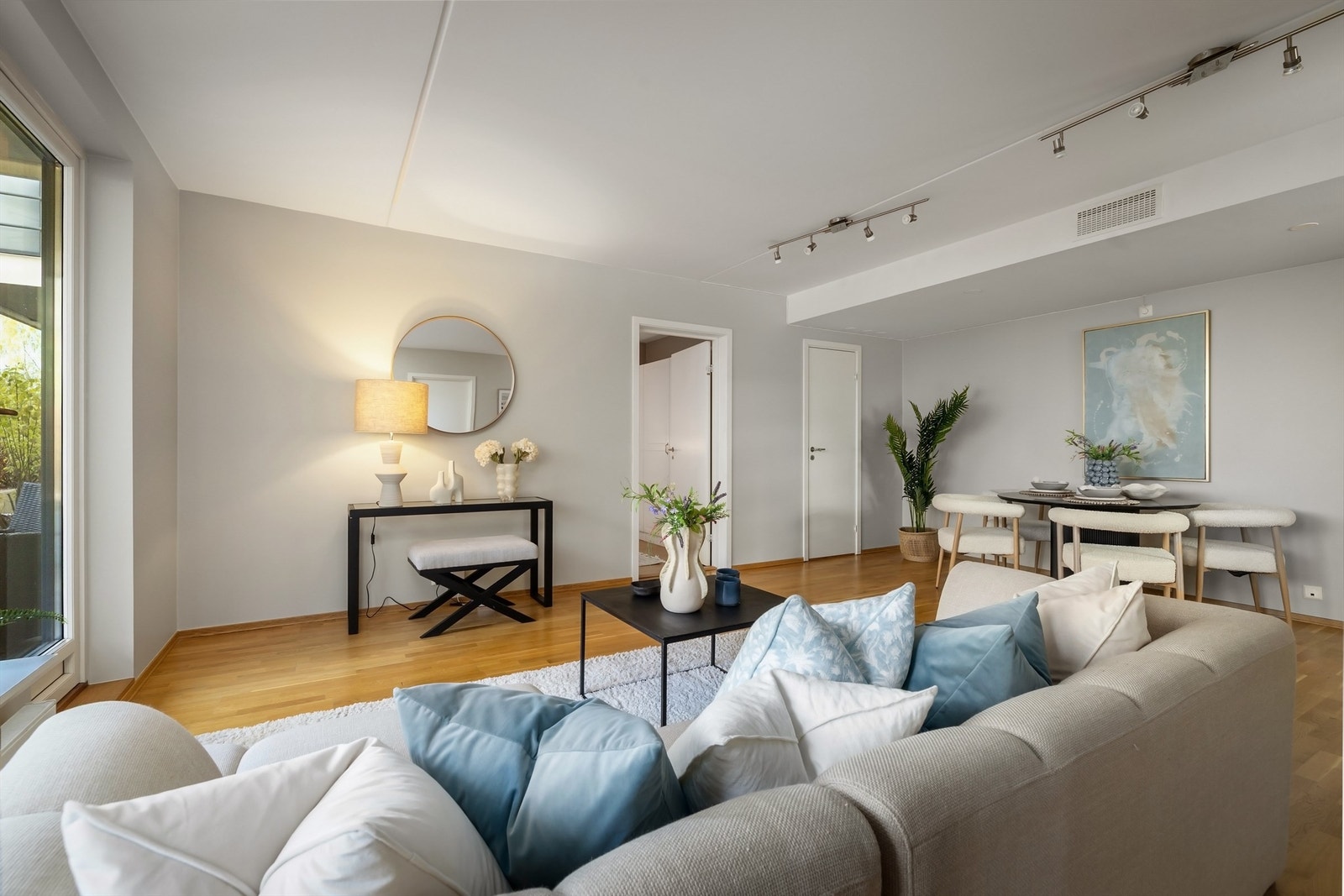 Stuen er nymalt i en dus beige-farge. Galleribilde