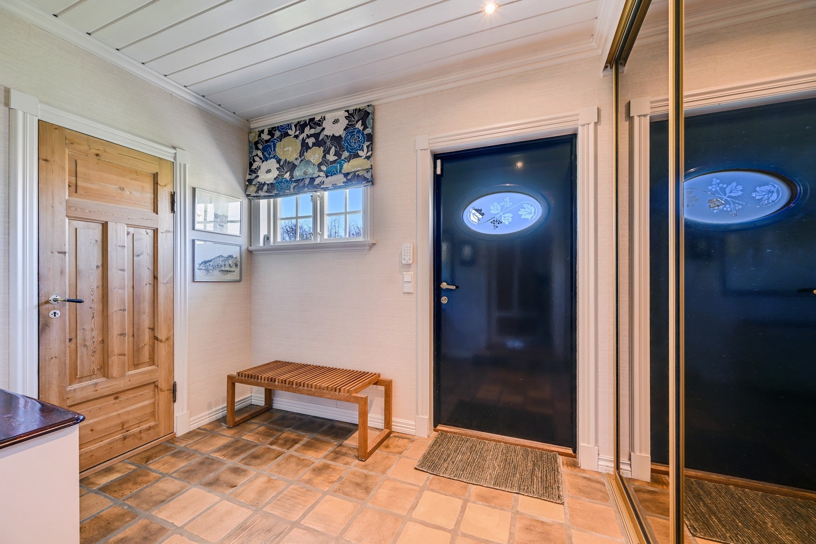 Entréen ønsker velkommen med god plass og skyvedørsgarderobe. De originale fyllingsdørene i heltre furu er bevart og gir karakter. Galleribilde