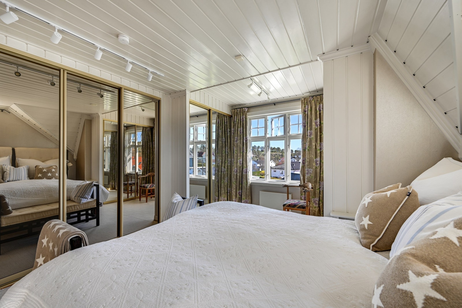 Hovedsoverommet er romslig og har en stor skyvedørsgarderobe med speilfronter. Galleribilde