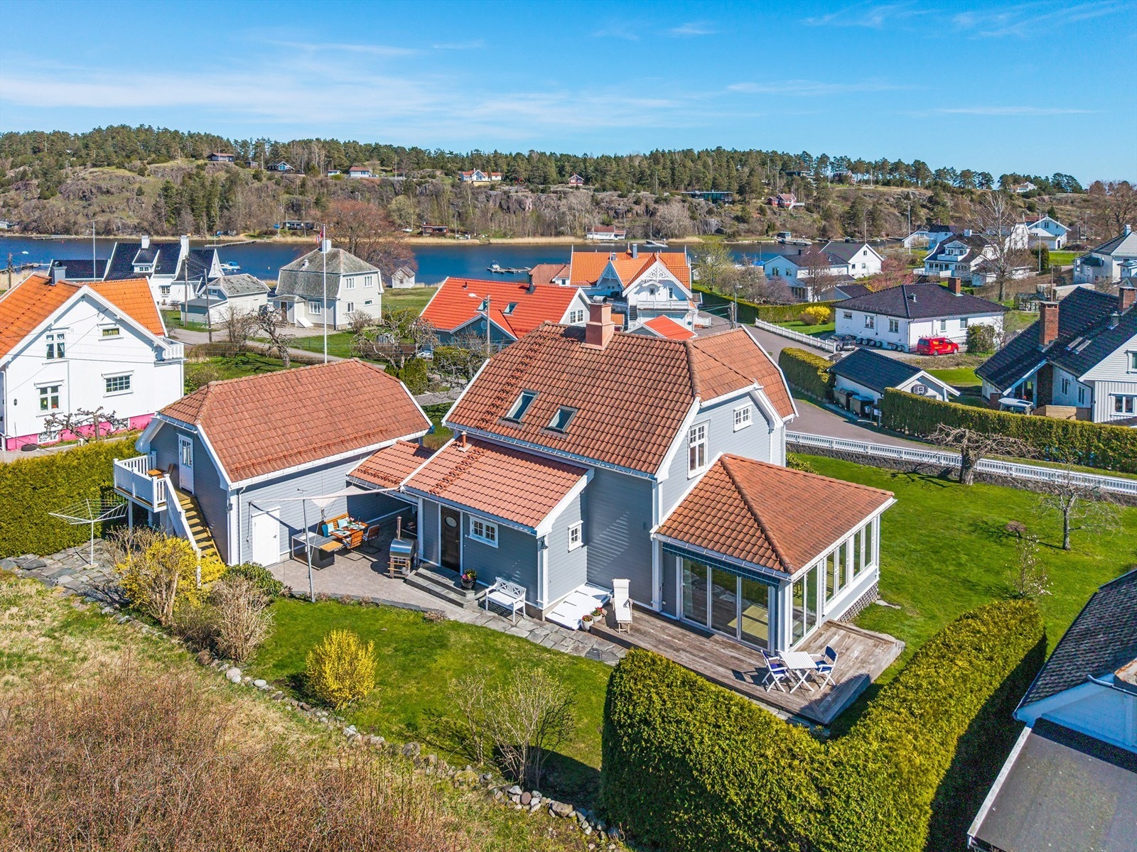 Eiendommen ligger sentralt på Nesbryggen med god oversikt over nærområdet. Galleribilde