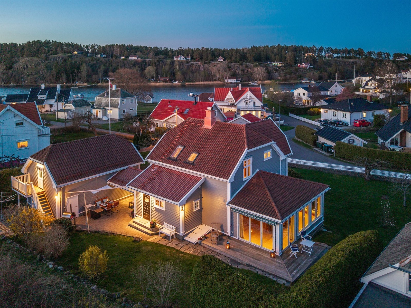 Eiendommen har flere uteplasser som lar deg følge solen gjennom dagen. Med nærhet til sjøen og et etablert, trygt nabolag, ligger alt til rette for et godt familieliv på Nesbryggen. Galleribilde